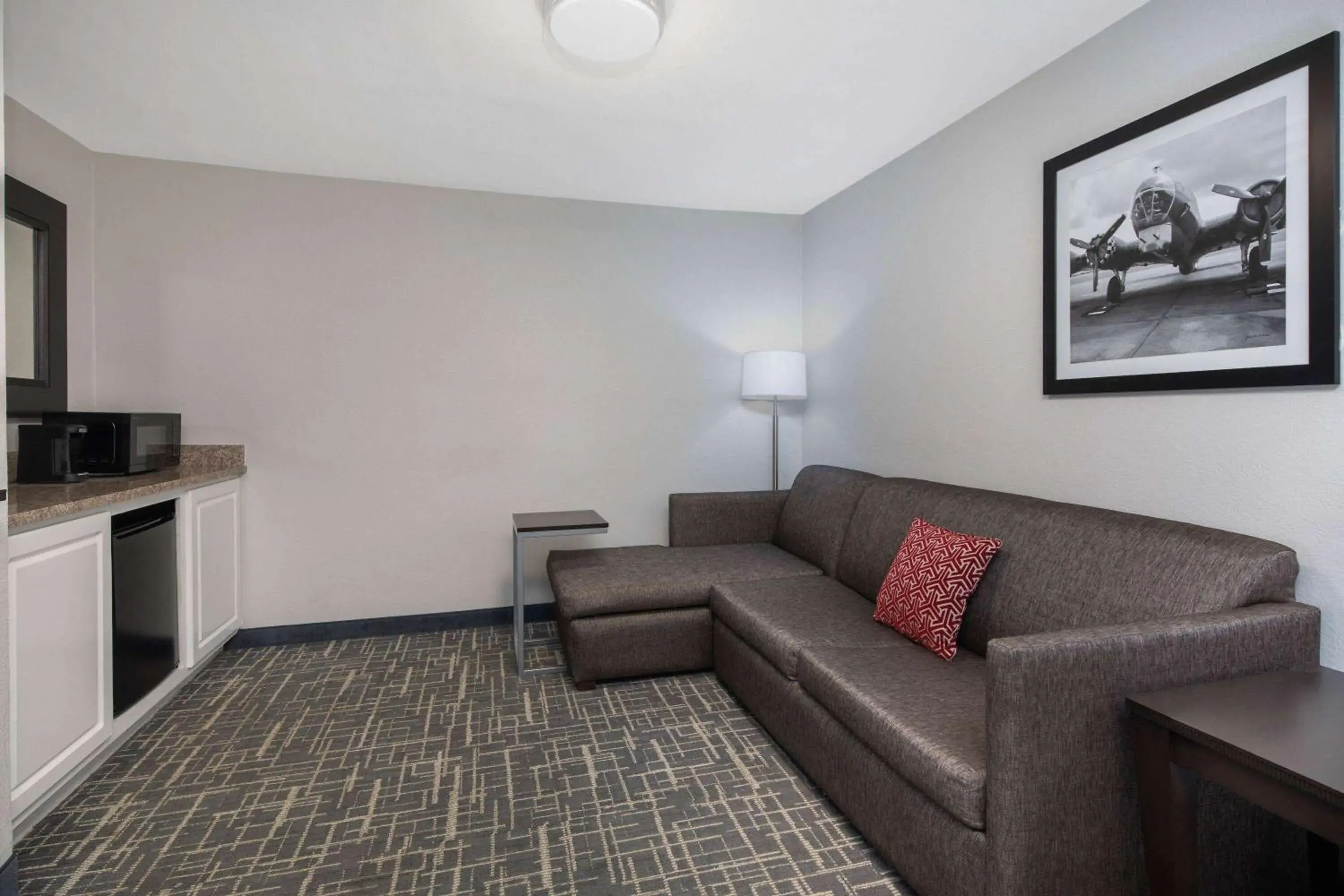 Queen Studio Suite with Roll-In Shower - Mobility/Hearing Accessible - Non-Smoking in La Quinta by Wyndham Atlanta Airport South Queen Studio Suite with Roll-In Shower - Mobility/Hearing Accessible - Non-Smoking in La Quinta by Wyndham Atlanta Airport South