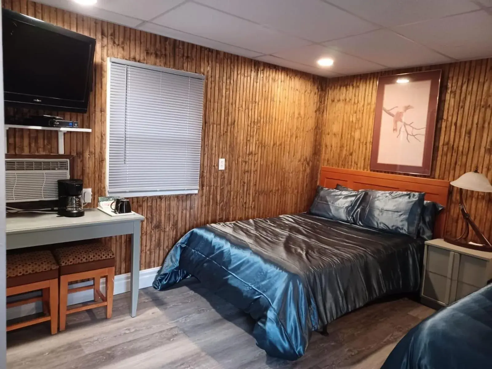 Room with Two Double Beds in Falls Motel Room with Two Double Beds in Falls Motel