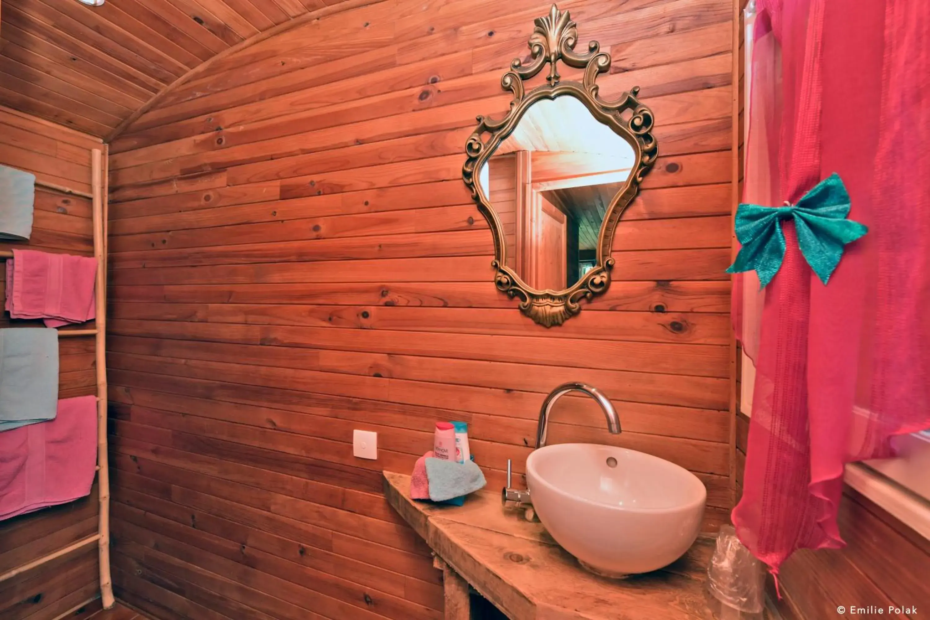 Double Room with Private External Bathroom in Roulotte La Verdine Double Room with Private External Bathroom in Roulotte La Verdine