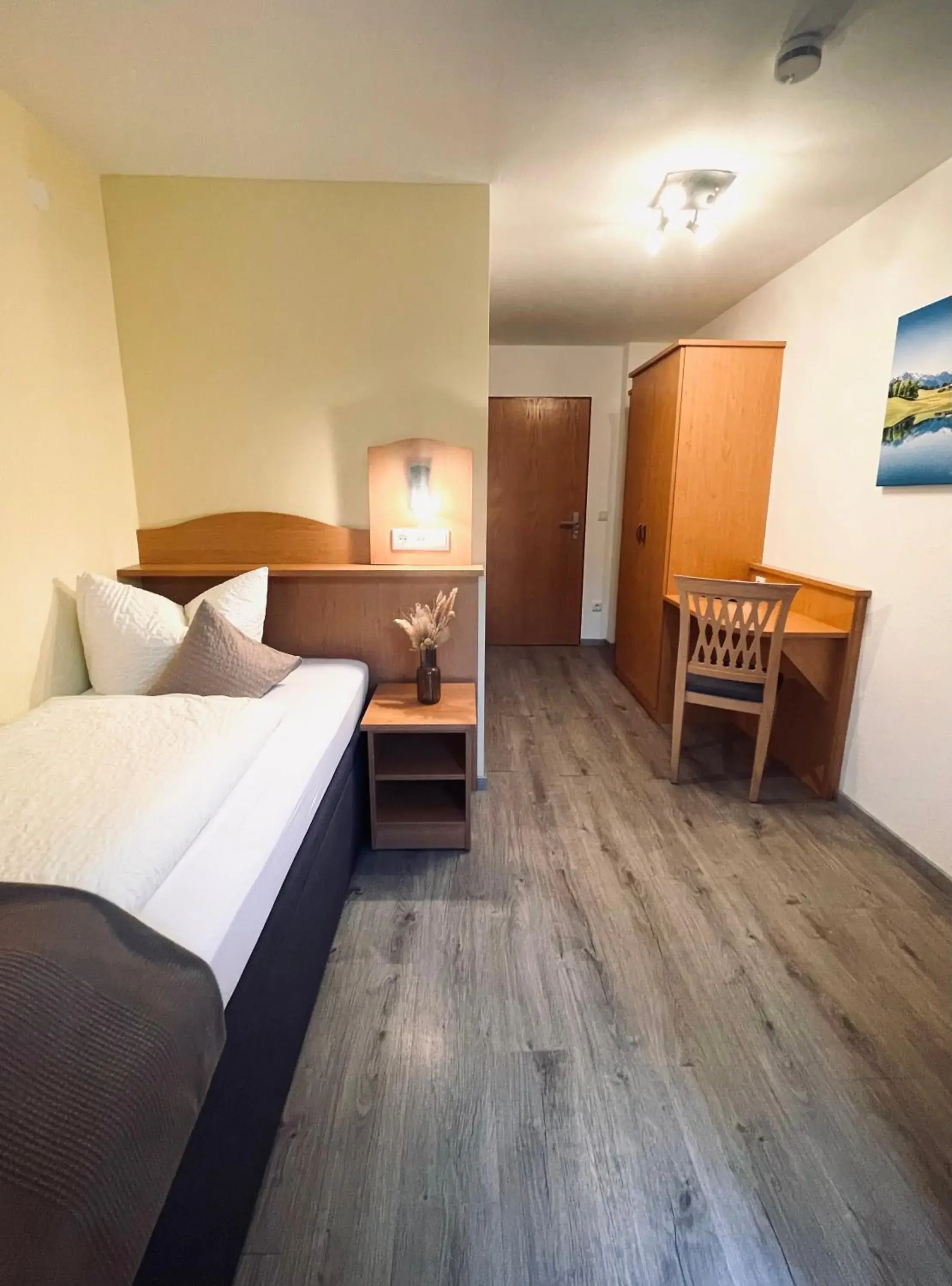 Single Room with Balcony - single occupancy in Gästehaus Achental Single Room with Balcony - single occupancy in Gästehaus Achental