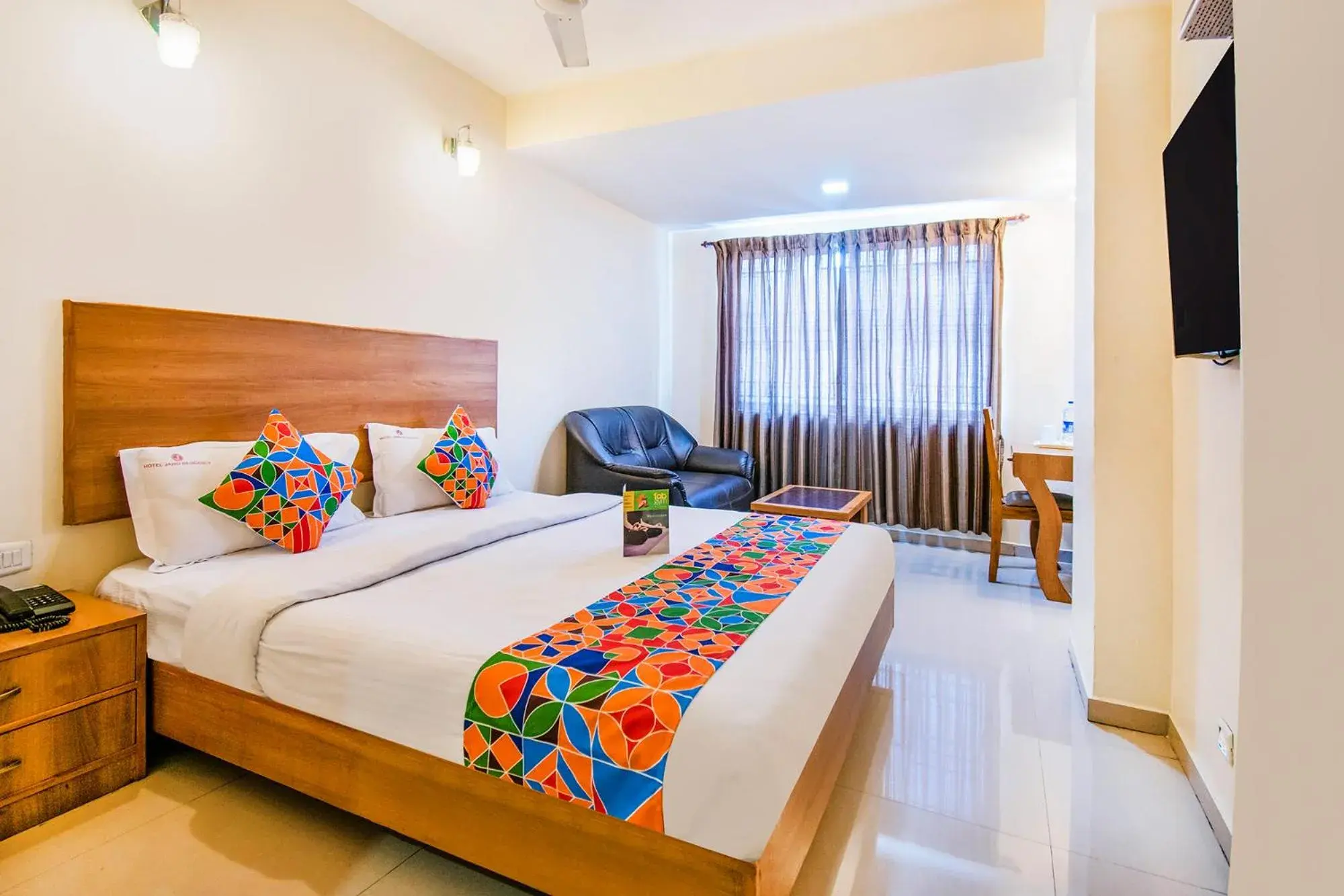 Deluxe Double Room - single occupancy in FabHotel Jansi Deluxe - Nr Gandhipuram Bus stand Deluxe Double Room - single occupancy in FabHotel Jansi Deluxe - Nr Gandhipuram Bus stand