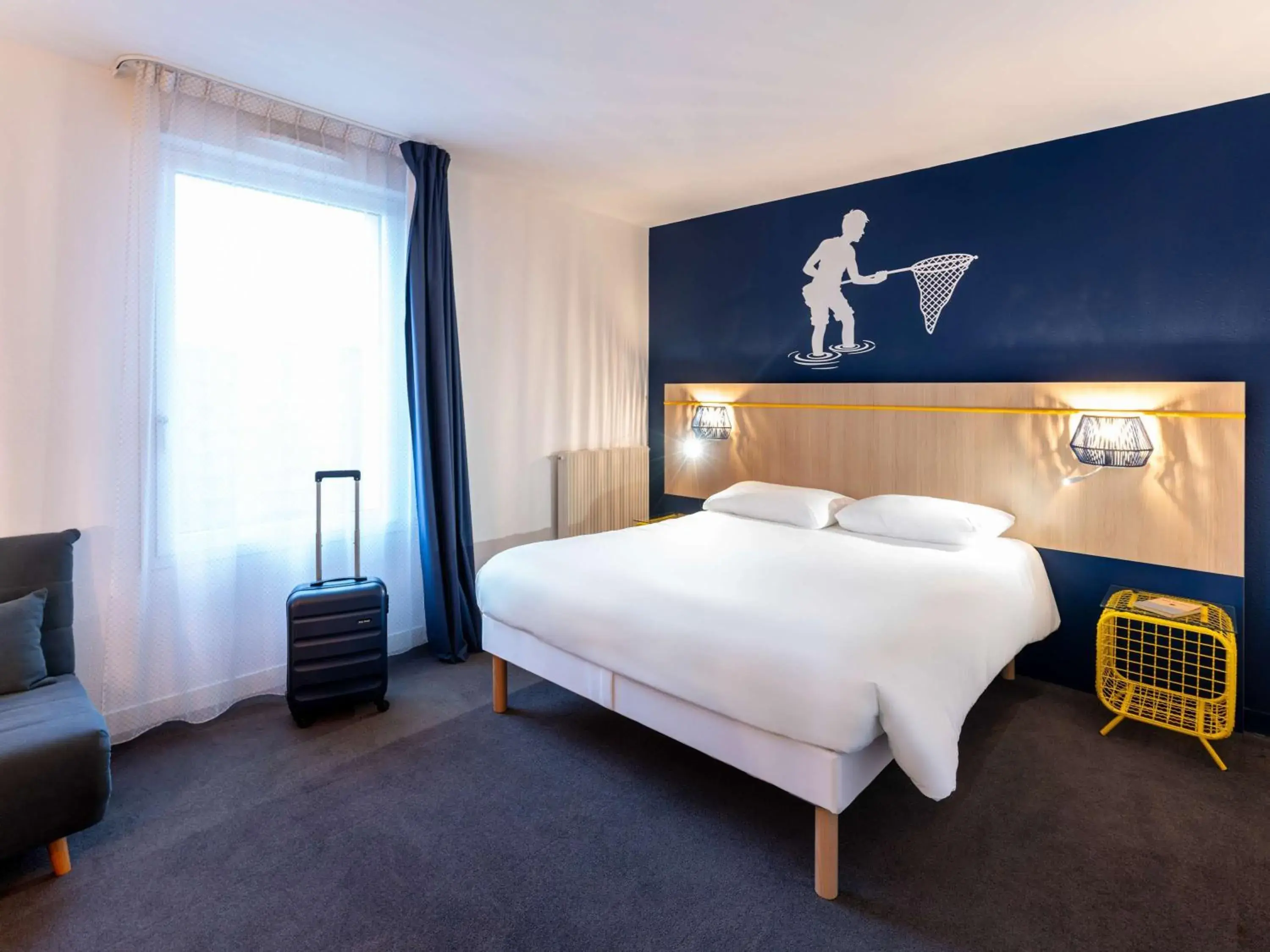 Accessible standard Room with One Double Bed and One Single Bed in ibis Styles Morlaix Accessible standard Room with One Double Bed and One Single Bed in ibis Styles Morlaix