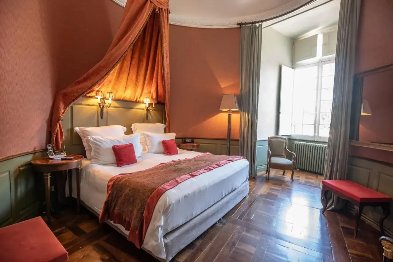 Suite in Château de Mercuès Suite in Château de Mercuès