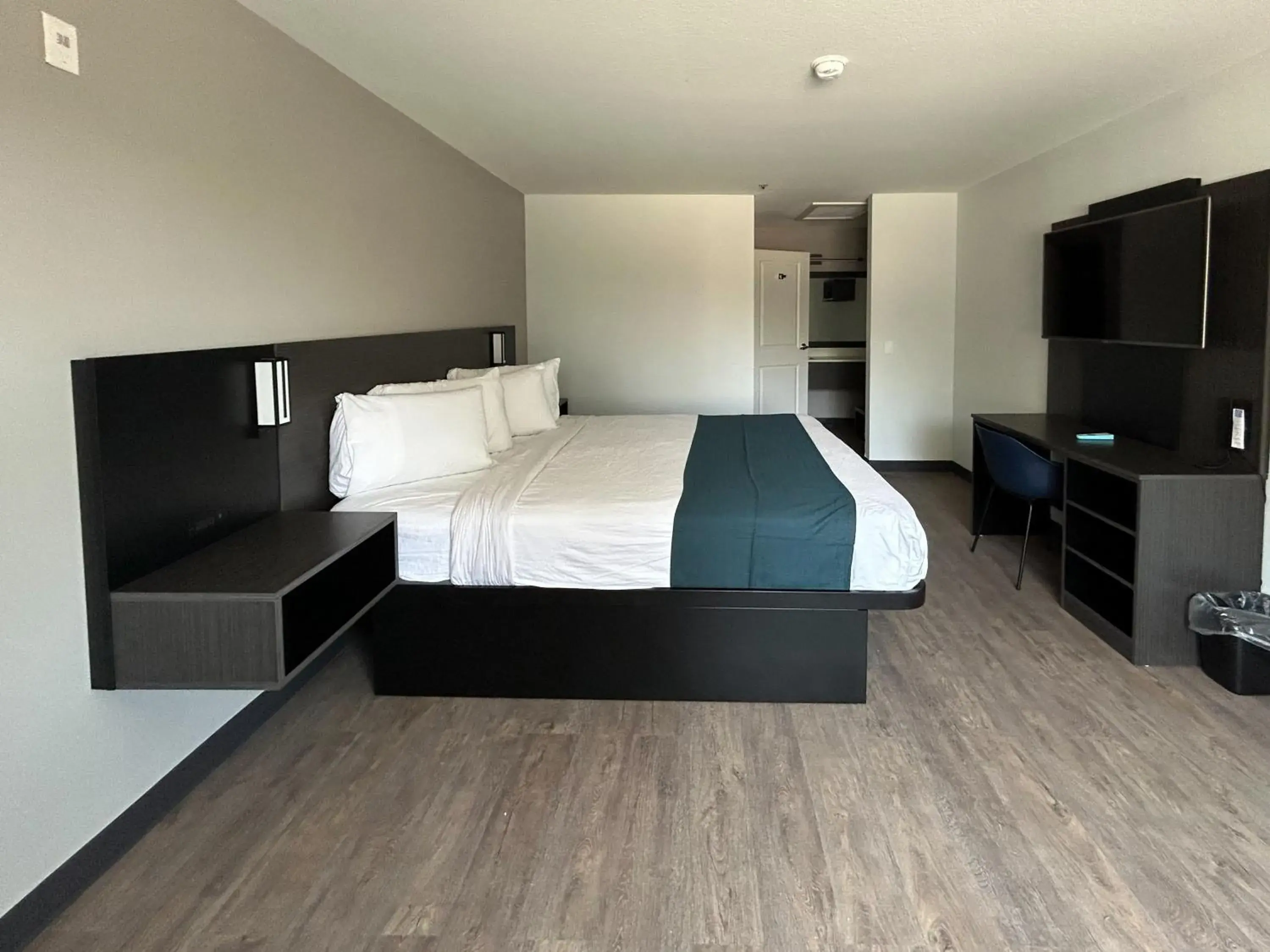 King Room with Roll-in Shower - Disability Access - Non-Smoking in Motel 6 Lake Elsinore, CA King Room with Roll-in Shower - Disability Access - Non-Smoking in Motel 6 Lake Elsinore, CA