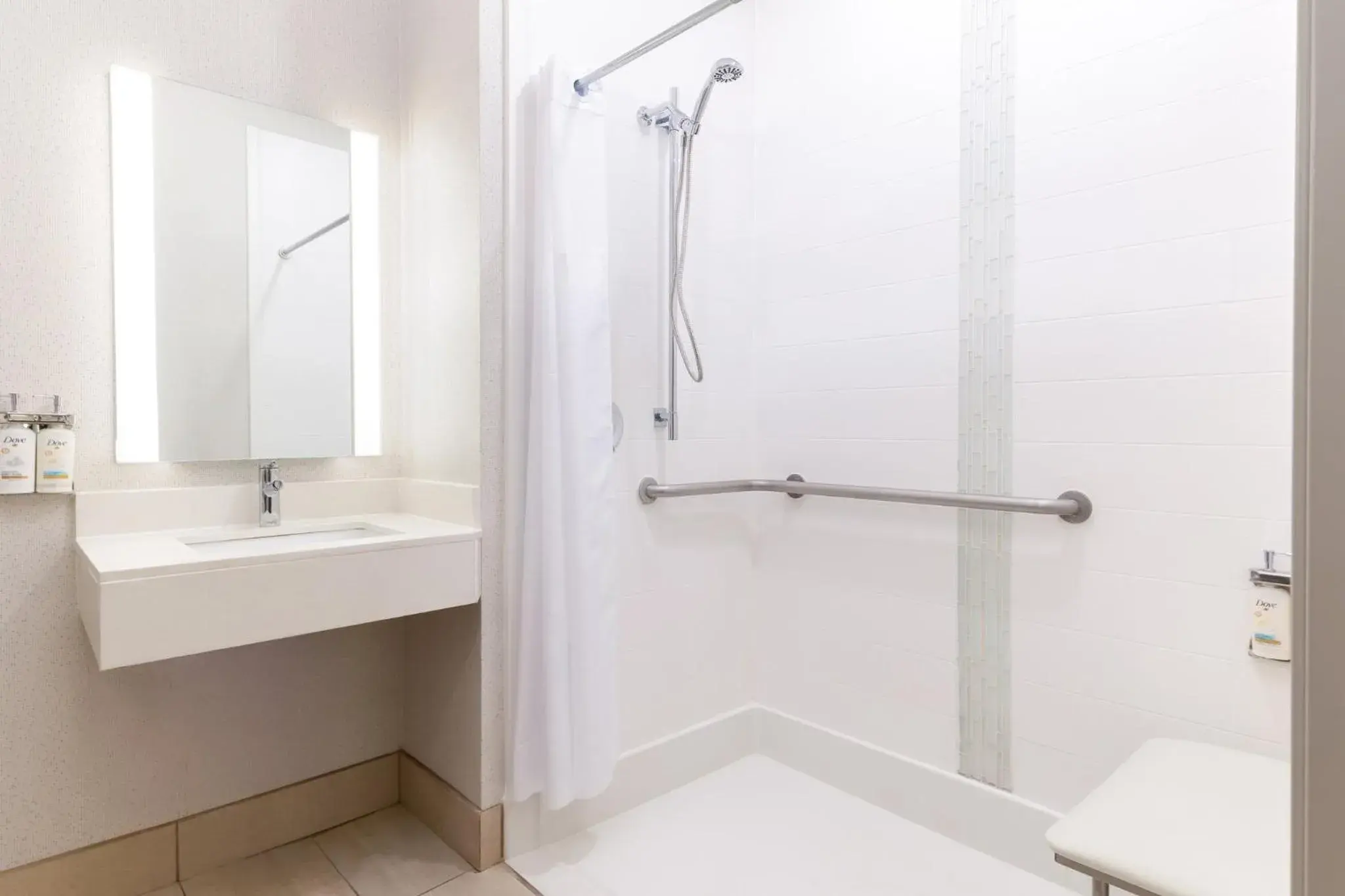 Standard King Room with Roll-In Shower - Communications Access in Holiday Inn Express & Suites Las Vegas SW Springvalley by IHG Standard King Room with Roll-In Shower - Communications Access in Holiday Inn Express & Suites Las Vegas SW Springvalley by IHG