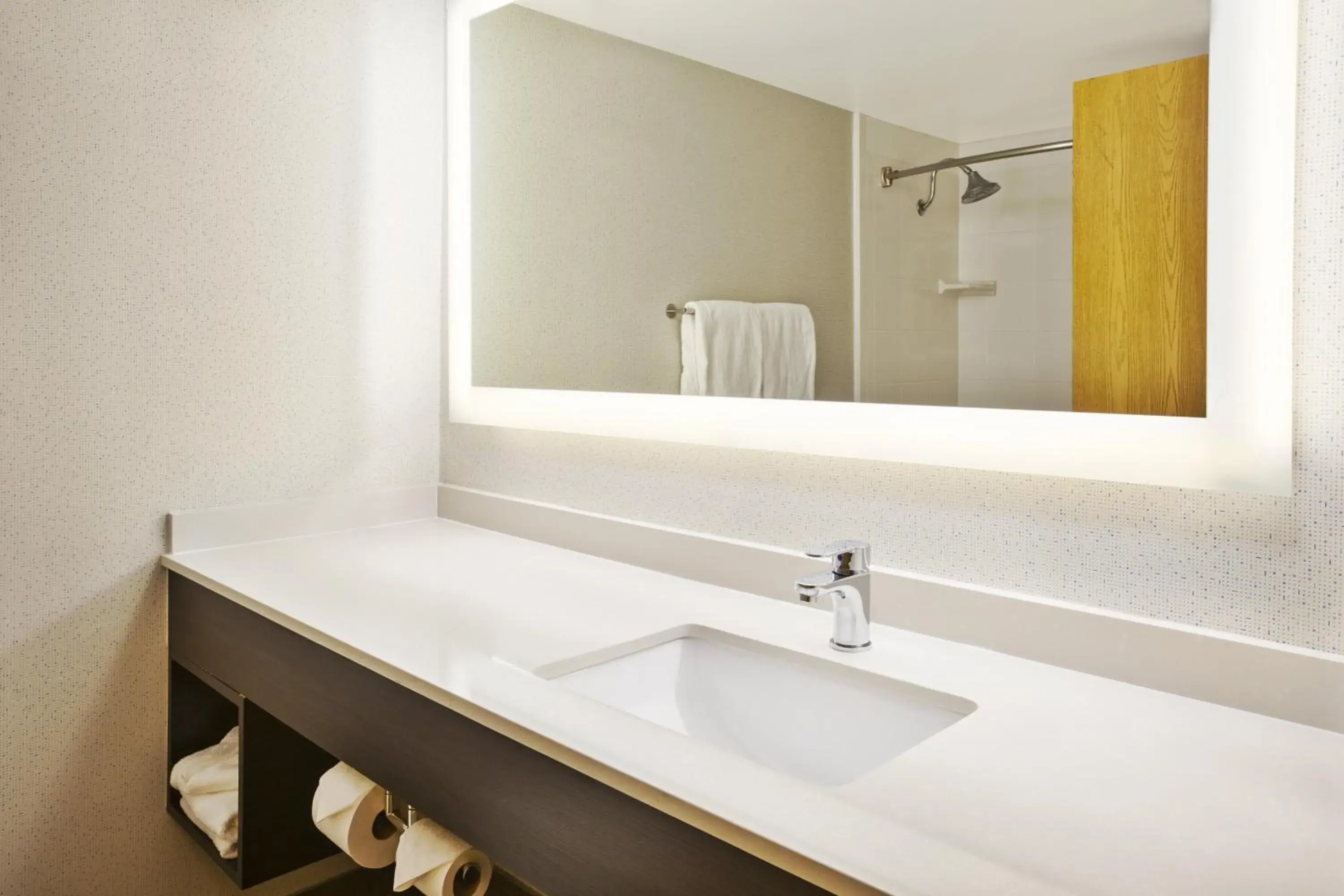 Standard King Room with Accessible Tub - Mobility Access in Holiday Inn Express & Suites Chicago-Midway Airport by IHG Standard King Room with Accessible Tub - Mobility Access in Holiday Inn Express & Suites Chicago-Midway Airport by IHG