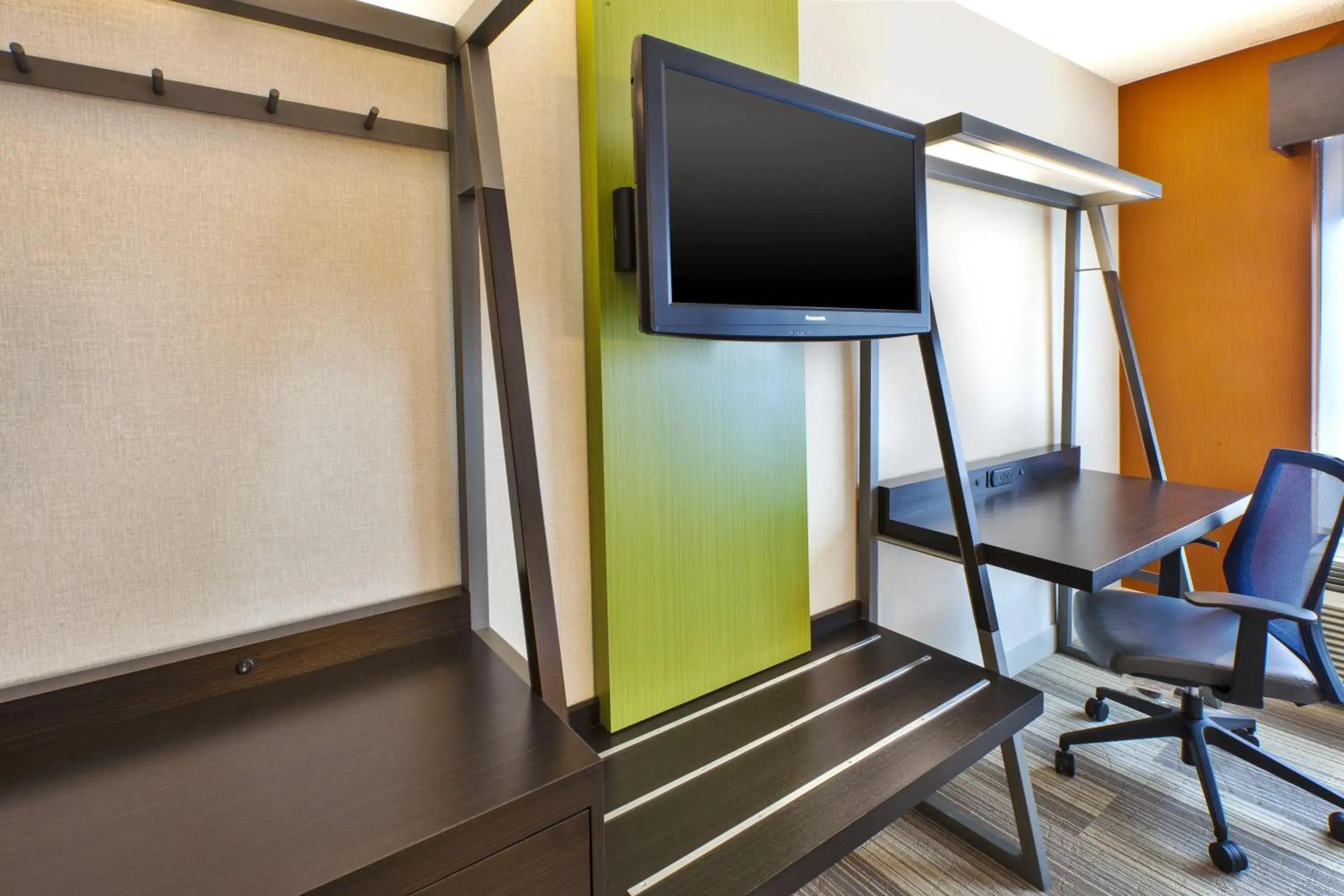 Standard Queen Room with Two Queen Beds in Holiday Inn Express & Suites Chicago-Midway Airport by IHG Standard Queen Room with Two Queen Beds in Holiday Inn Express & Suites Chicago-Midway Airport by IHG