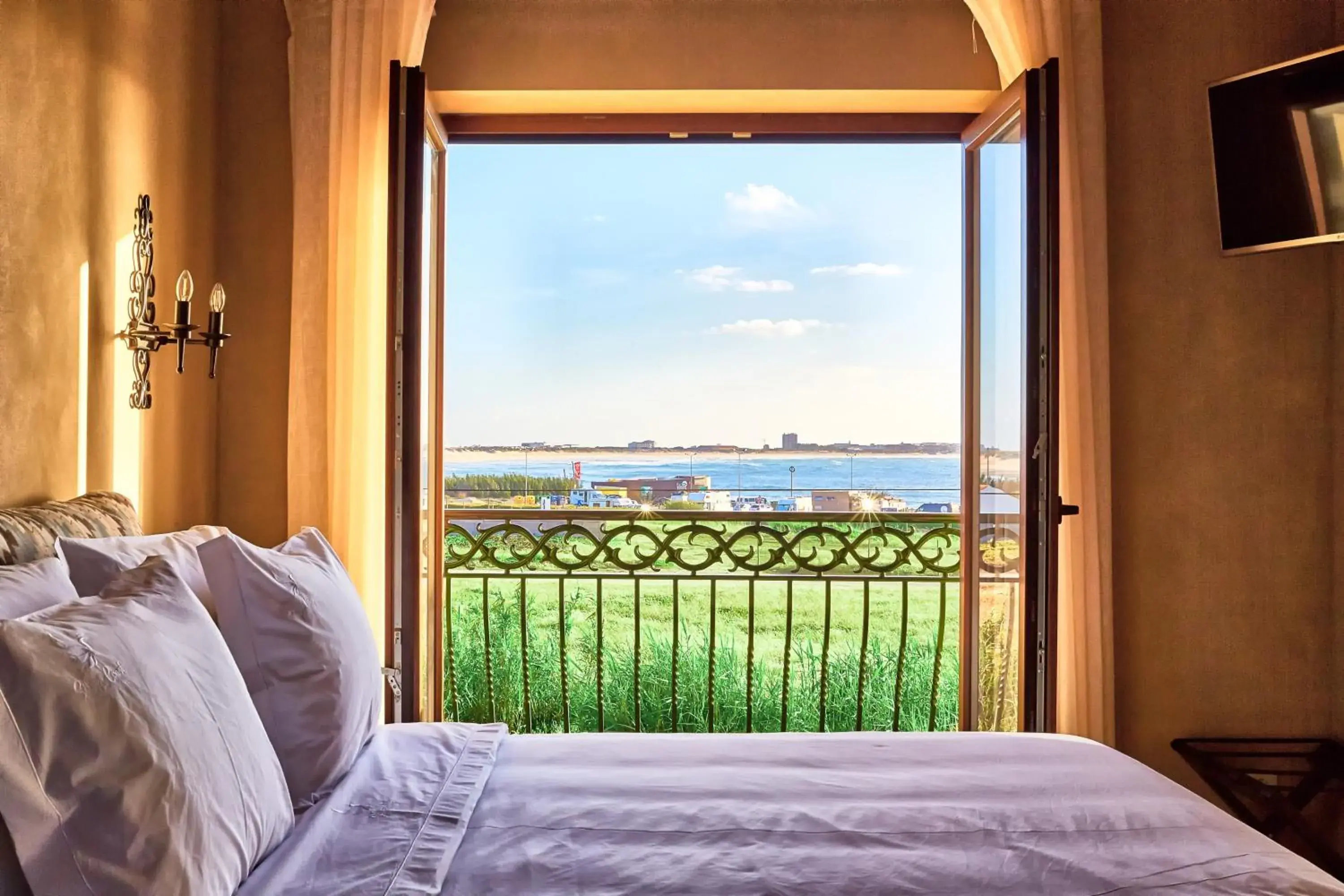 Deluxe Double Room with Sea View in Silver Coast Beach Residence Deluxe Double Room with Sea View in Silver Coast Beach Residence