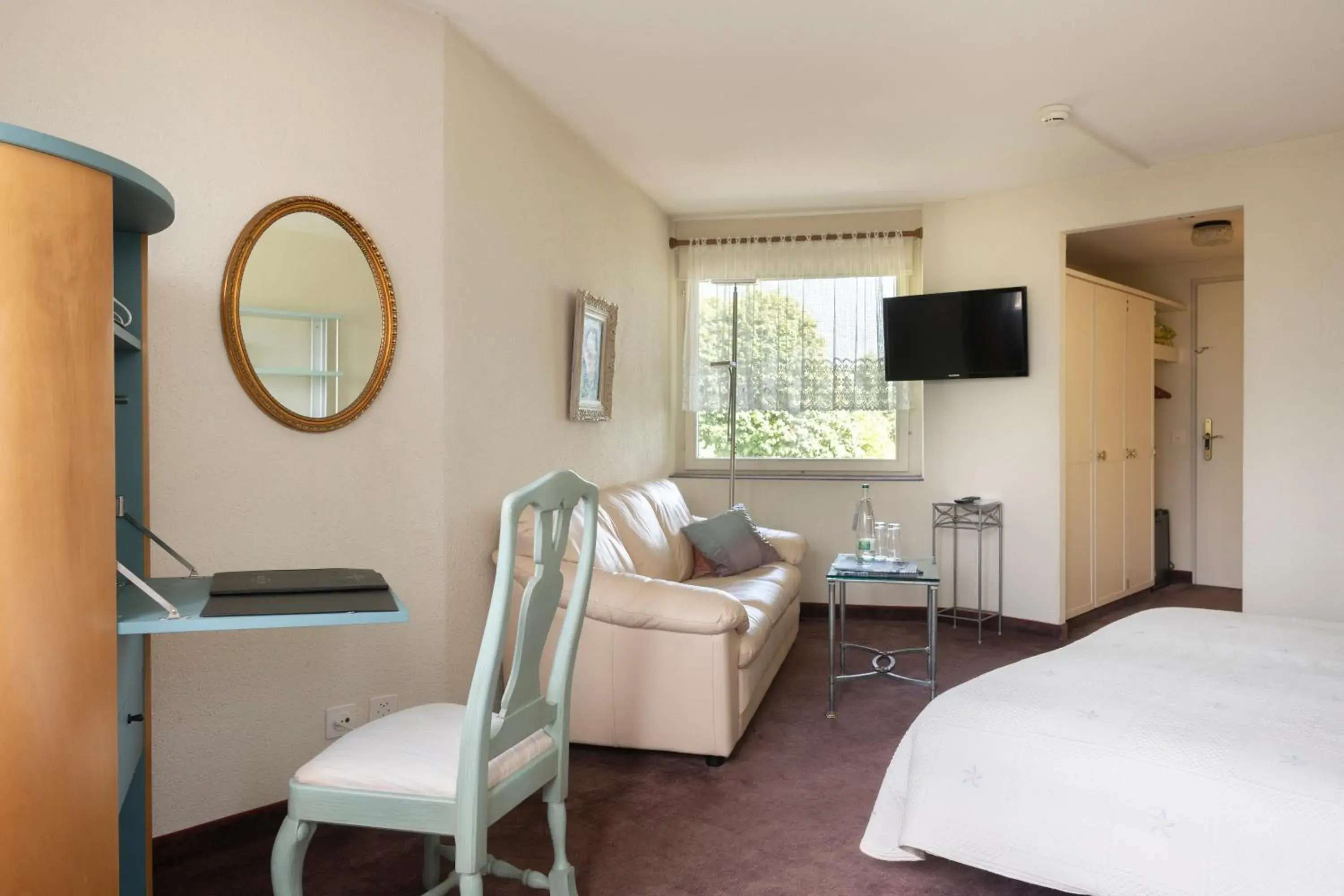 Classic Room with Mountain View in Seiler au Lac Classic Room with Mountain View in Seiler au Lac