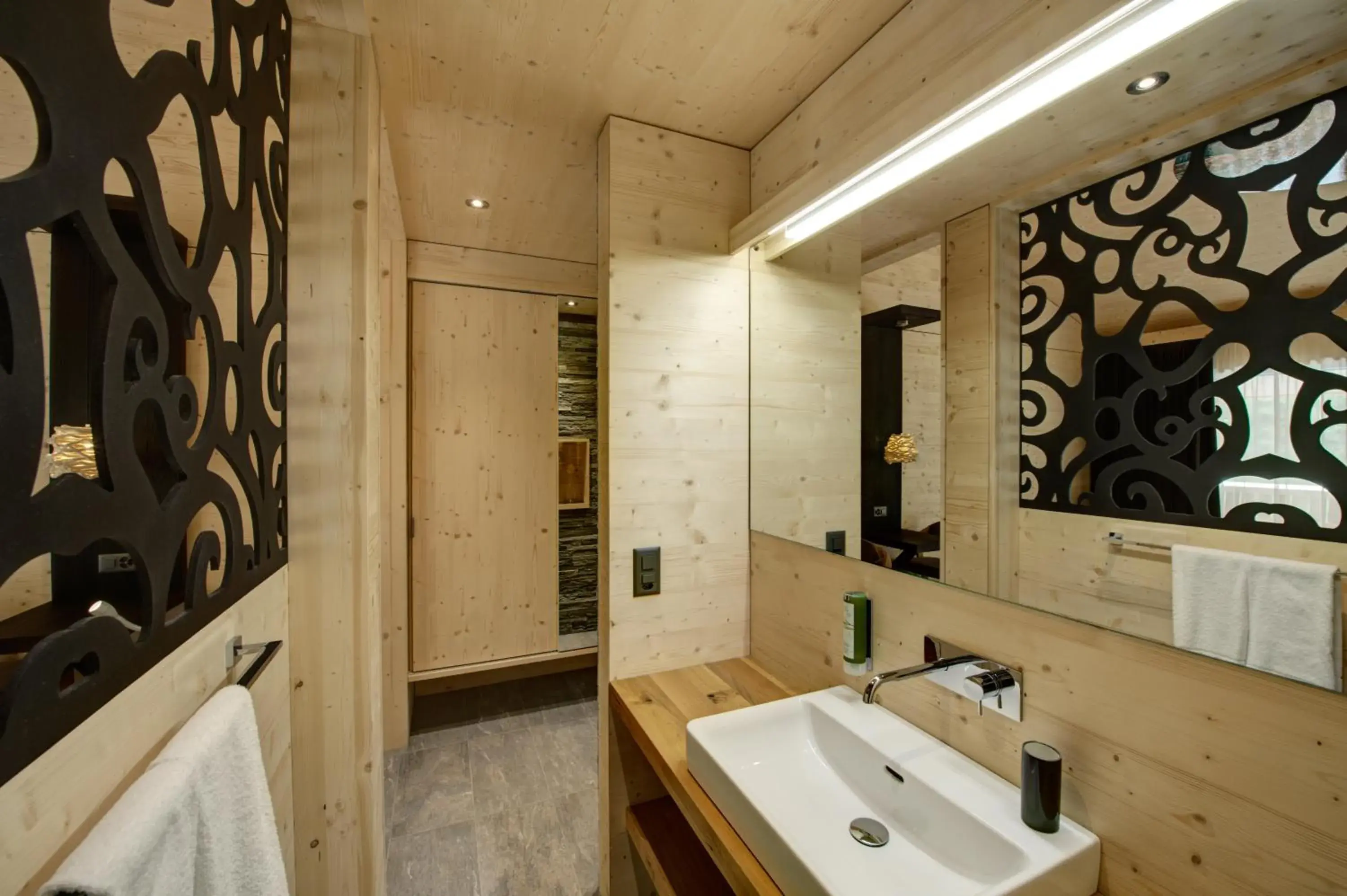 Exclusive Double Room in Hotel Rovanada Wellness & BergNatur Exclusive Double Room in Hotel Rovanada Wellness & BergNatur