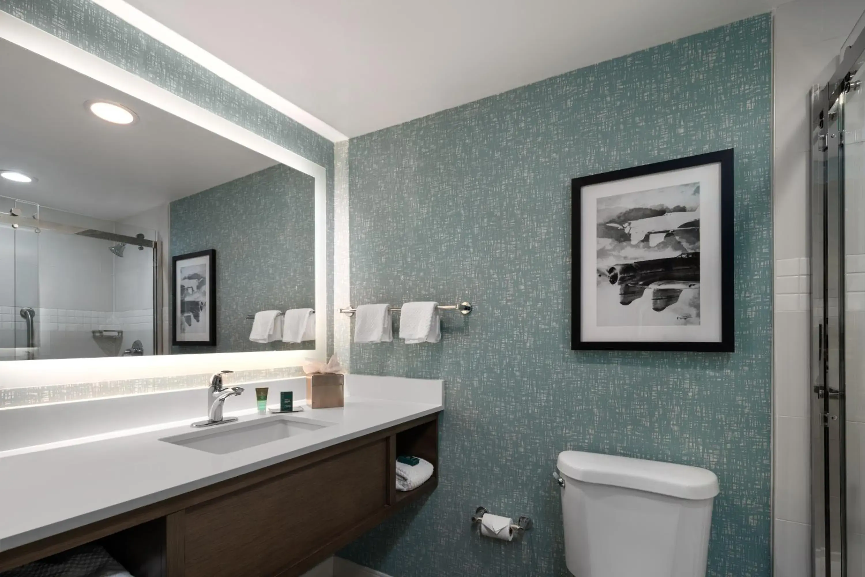 Queen Room with Two Queen Beds in DoubleTree by Hilton Norfolk Airport Queen Room with Two Queen Beds in DoubleTree by Hilton Norfolk Airport