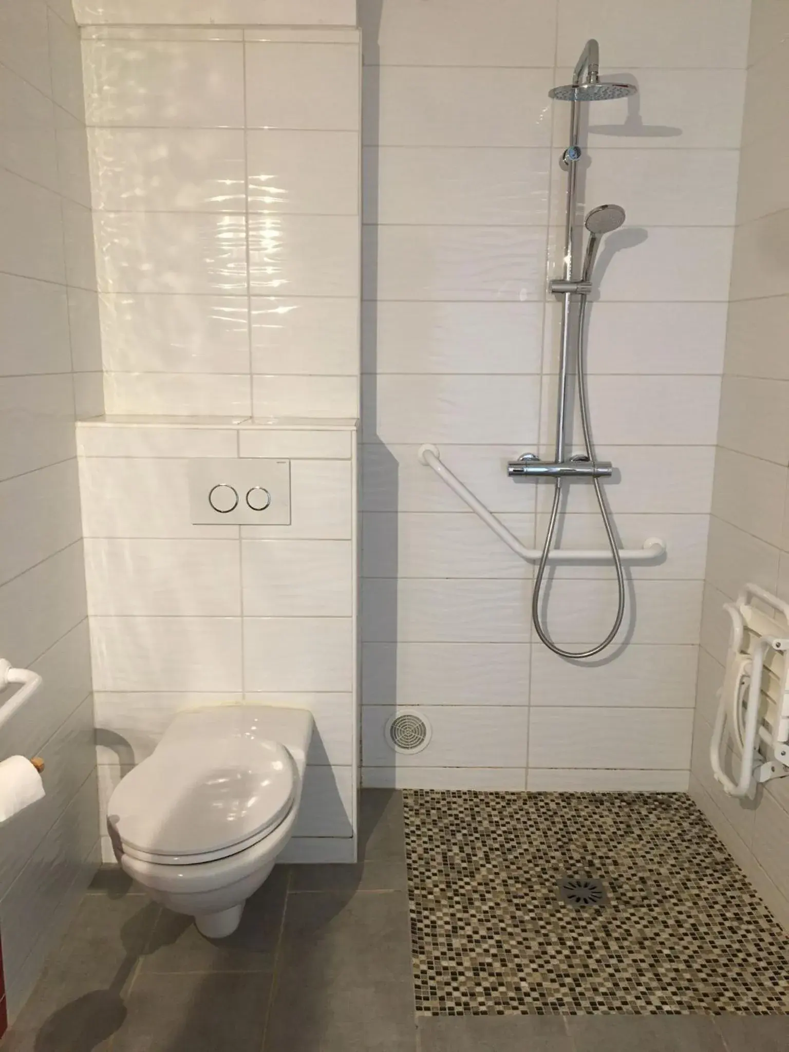 Triple Room in Hotel Val De Saone Lyon Caluire Rillieux Triple Room in Hotel Val De Saone Lyon Caluire Rillieux