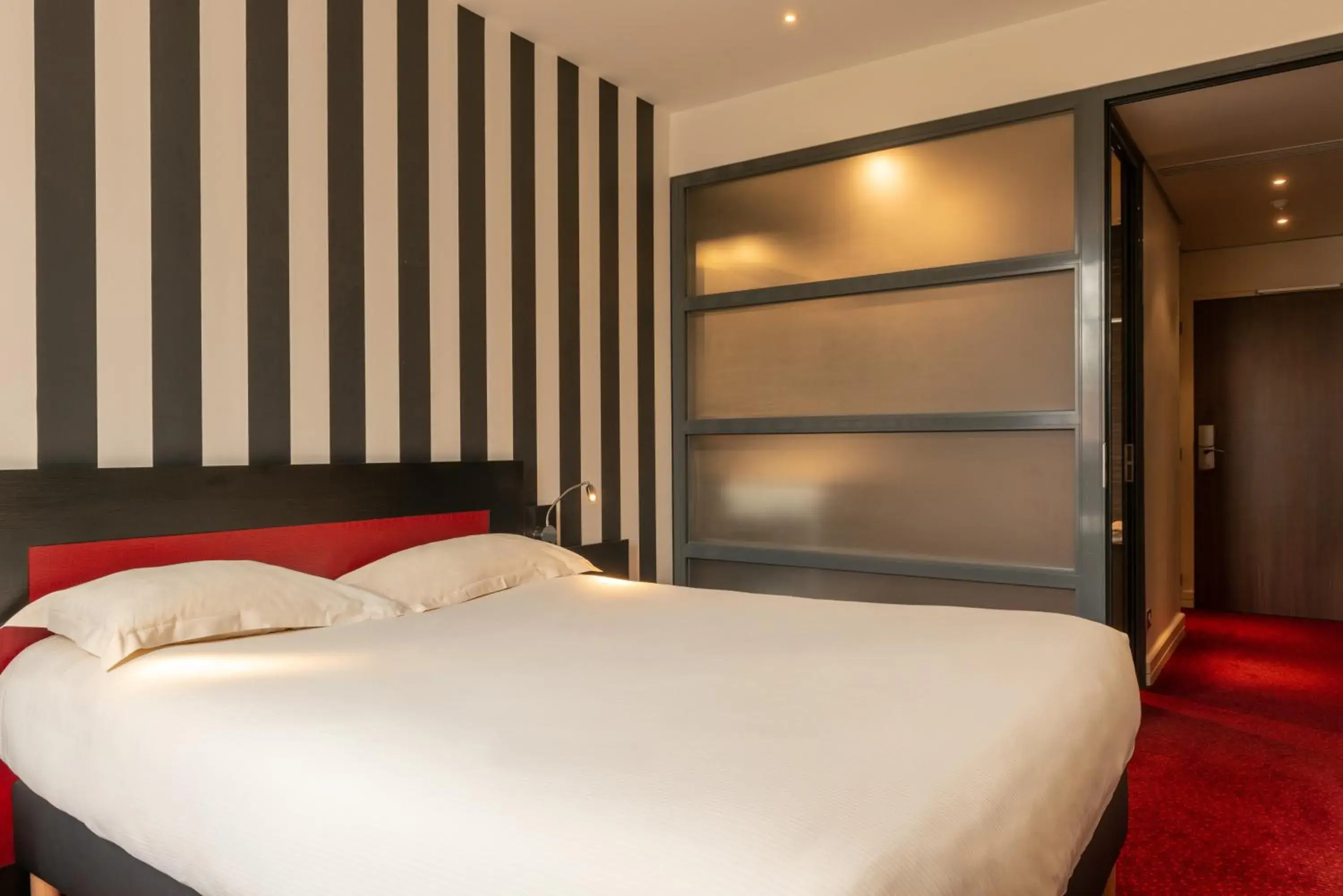 Comfort Twin Room in The Originals Boutique, La Maison Rouge, Lens Ouest Comfort Twin Room in The Originals Boutique, La Maison Rouge, Lens Ouest