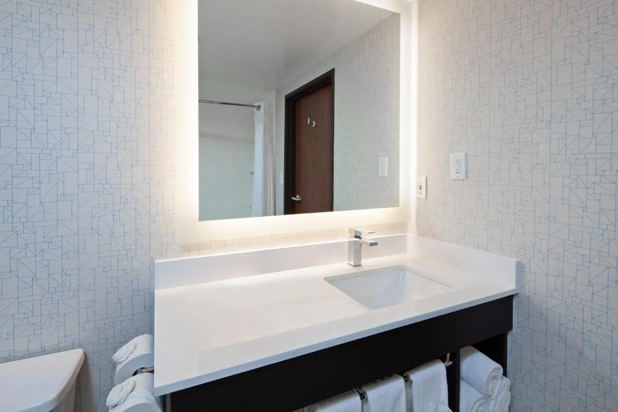 Standard Room in Holiday Inn Express & Suites Oakland - Airport by IHG Standard Room in Holiday Inn Express & Suites Oakland - Airport by IHG