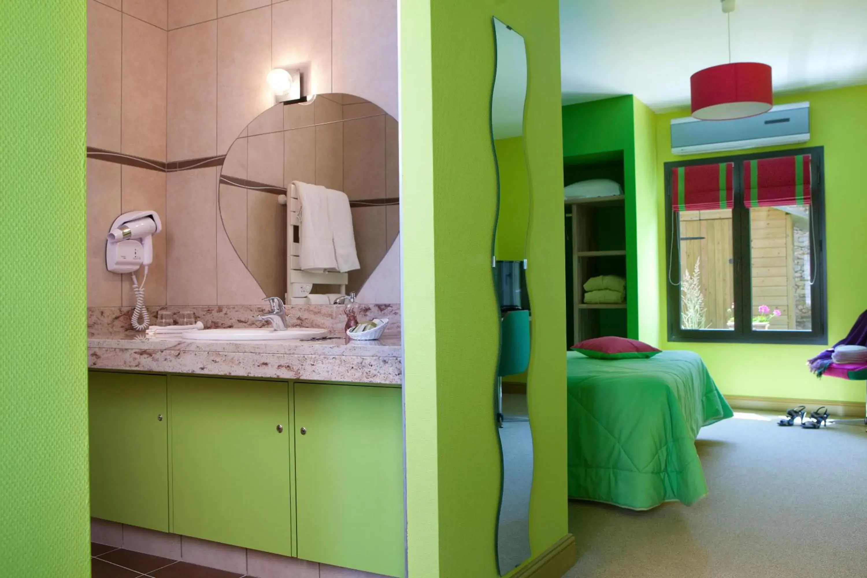 Superior Double Room in Logis hôtel Ô en Couleur Superior Double Room in Logis hôtel Ô en Couleur