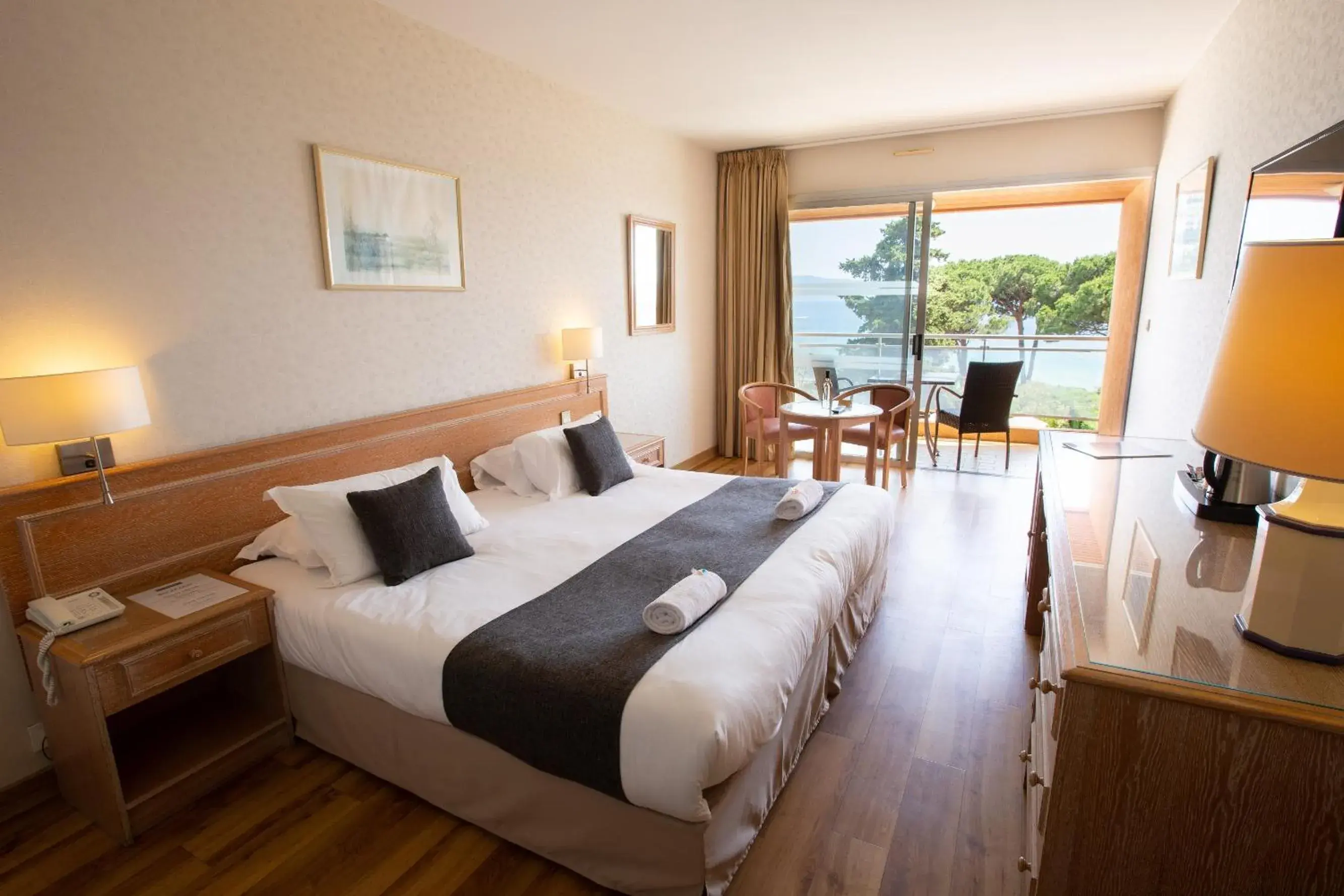 Superior Room Sea View with Balcony in Hôtel La Pinède Superior Room Sea View with Balcony in Hôtel La Pinède