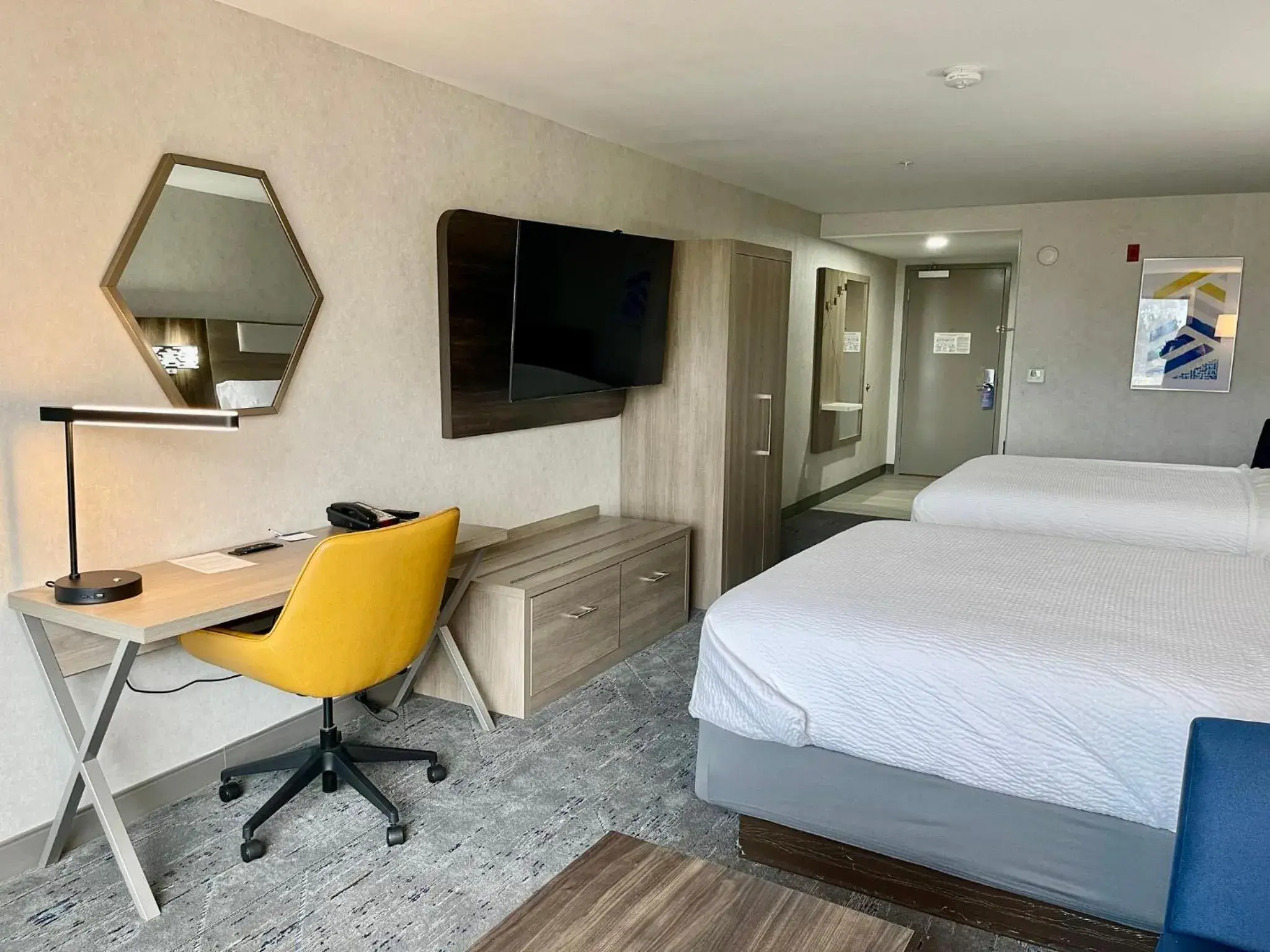 Queen Suite with Two Queen Beds and Sofa Bed in Holiday Inn Express Fresno Northwest - Herndon by IHG Queen Suite with Two Queen Beds and Sofa Bed in Holiday Inn Express Fresno Northwest - Herndon by IHG