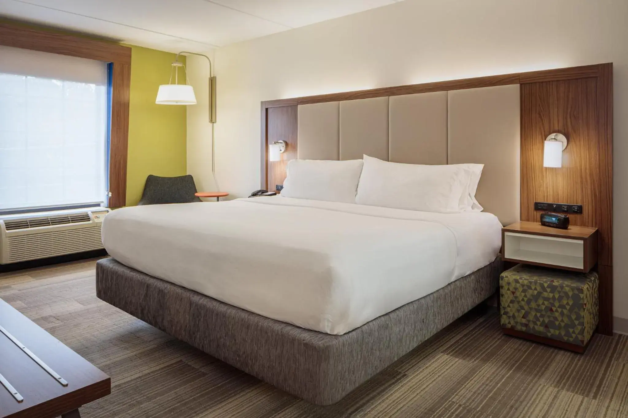 Standard King Room - Communications Accessible in Holiday Inn Express & Suites Newport News by IHG Standard King Room - Communications Accessible in Holiday Inn Express & Suites Newport News by IHG