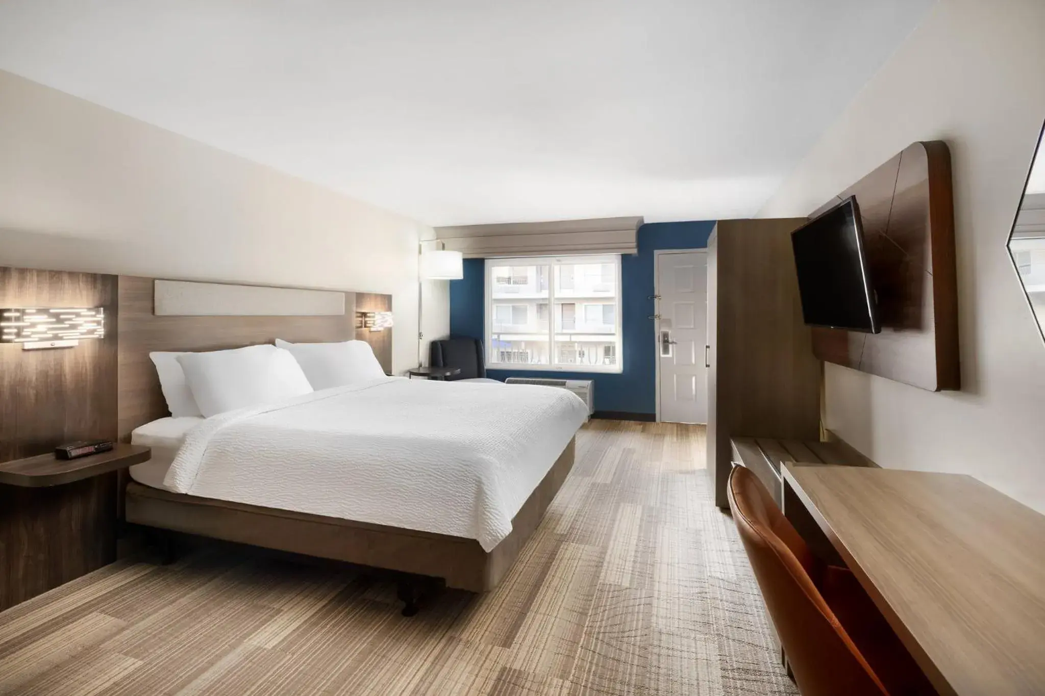 Standard King Room with Accessible Tub - Mobility Access in Holiday Inn Express Simi Valley by IHG Standard King Room with Accessible Tub - Mobility Access in Holiday Inn Express Simi Valley by IHG