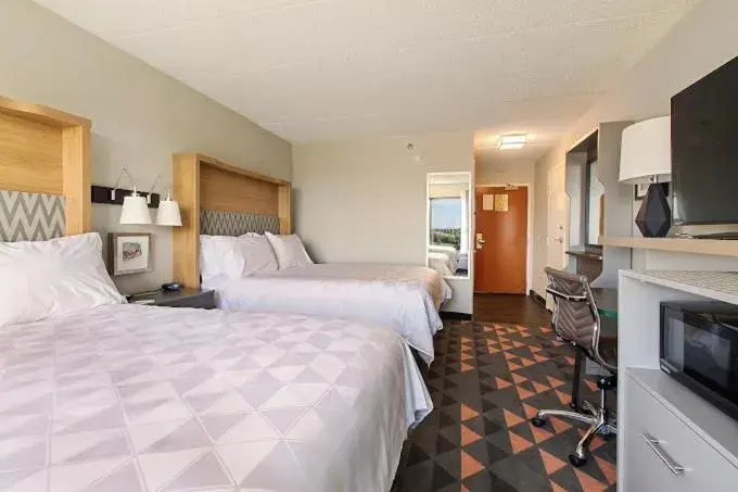 Twin Room - Non-Smoking in Holiday Inn Chicago Nw Crystal Lk Conv Ctr by IHG Twin Room - Non-Smoking in Holiday Inn Chicago Nw Crystal Lk Conv Ctr by IHG