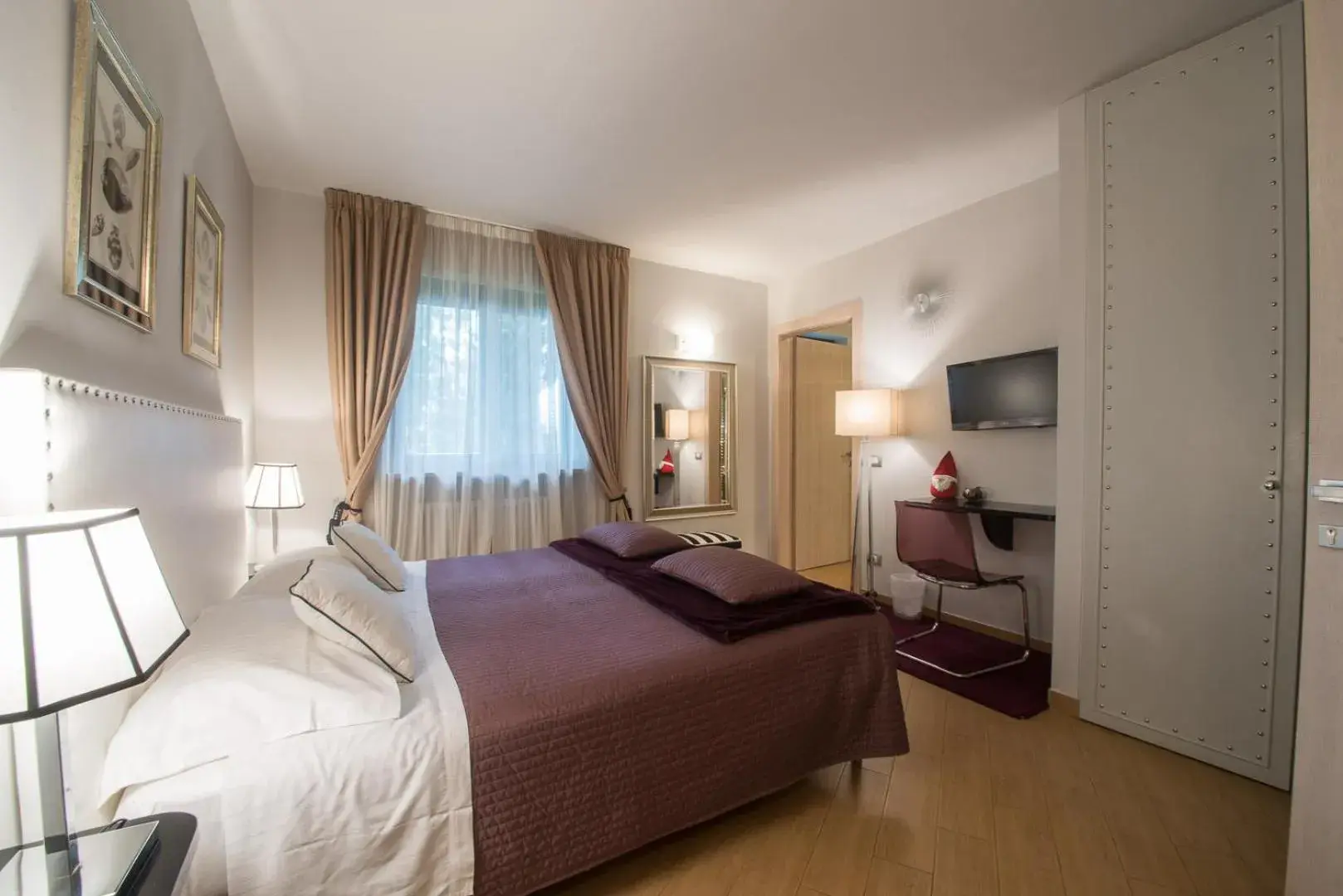 Comfort Double Room with Garden View in Residenza Ca' degli Enzi Comfort Double Room with Garden View in Residenza Ca' degli Enzi