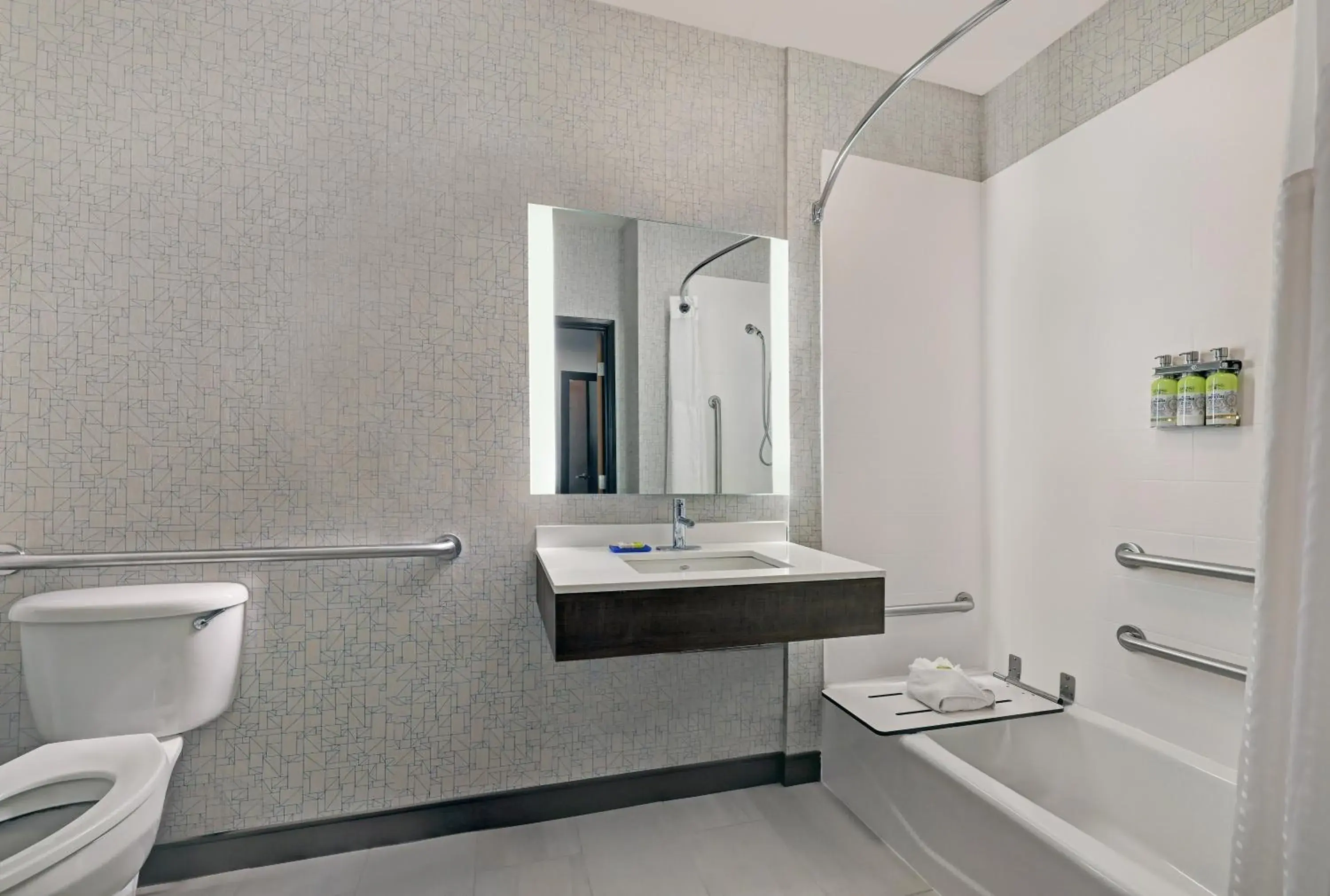 Standard Queen Room with Two Queen Beds and Mobility Accessible Tub in Holiday Inn Express Newport by IHG Standard Queen Room with Two Queen Beds and Mobility Accessible Tub in Holiday Inn Express Newport by IHG