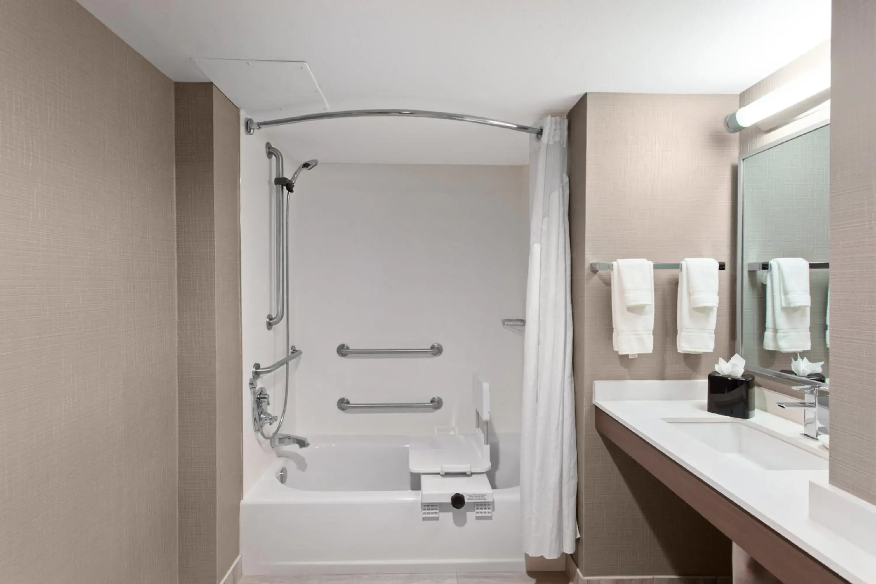 Queen Room with Accessible Transfer Shower - Non-Smoking in Holiday Inn Diamond Bar - Pomona by IHG Queen Room with Accessible Transfer Shower - Non-Smoking in Holiday Inn Diamond Bar - Pomona by IHG
