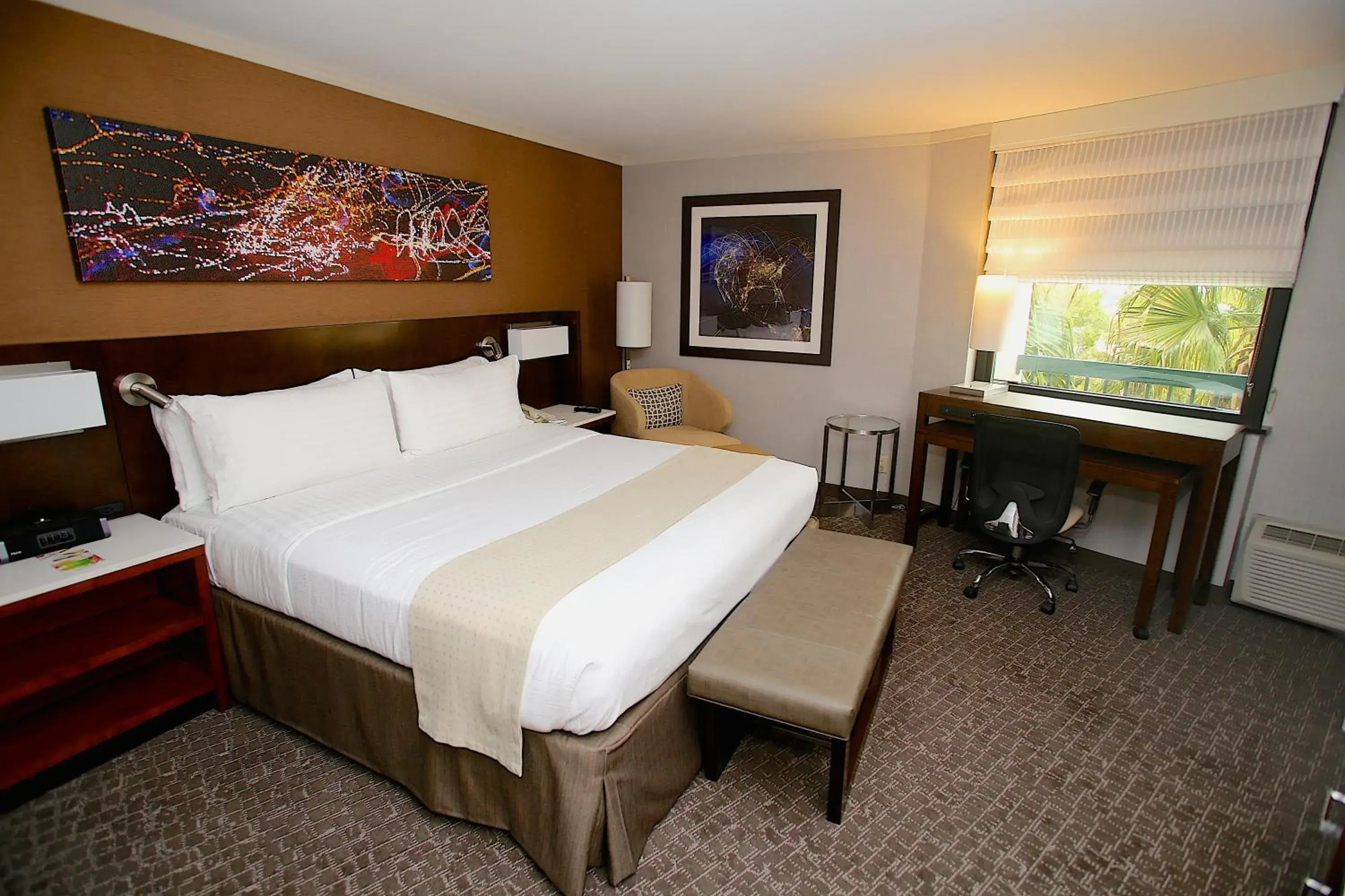 Premium King Room in Holiday Inn Long Beach - Airport by IHG Premium King Room in Holiday Inn Long Beach - Airport by IHG