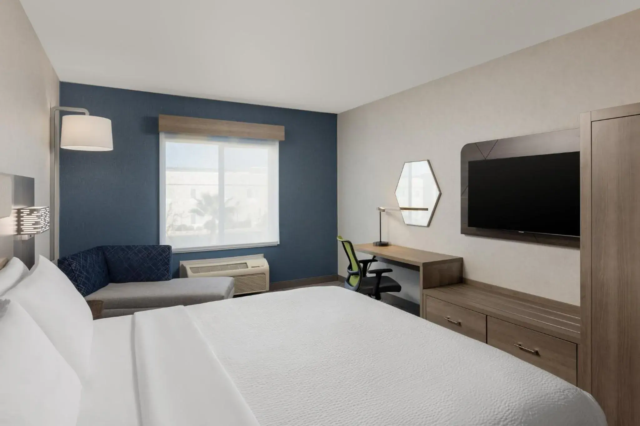 Standard King Room in Holiday Inn Express & Suites Sacramento NE Cal Expo by IHG Standard King Room in Holiday Inn Express & Suites Sacramento NE Cal Expo by IHG