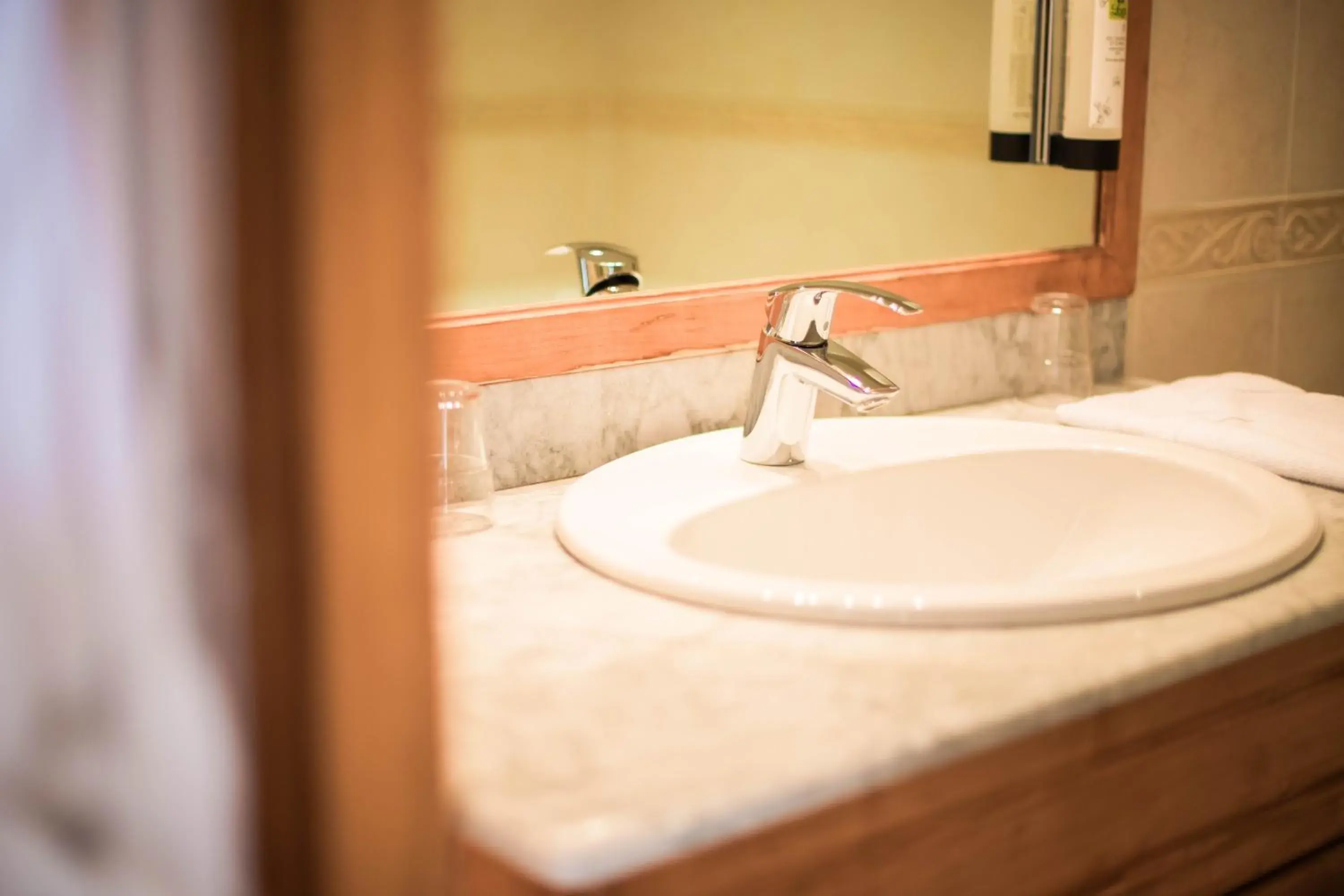 Quadruple Room in Logis Hôtel & Restaurant d'Angleterre Quadruple Room in Logis Hôtel & Restaurant d'Angleterre