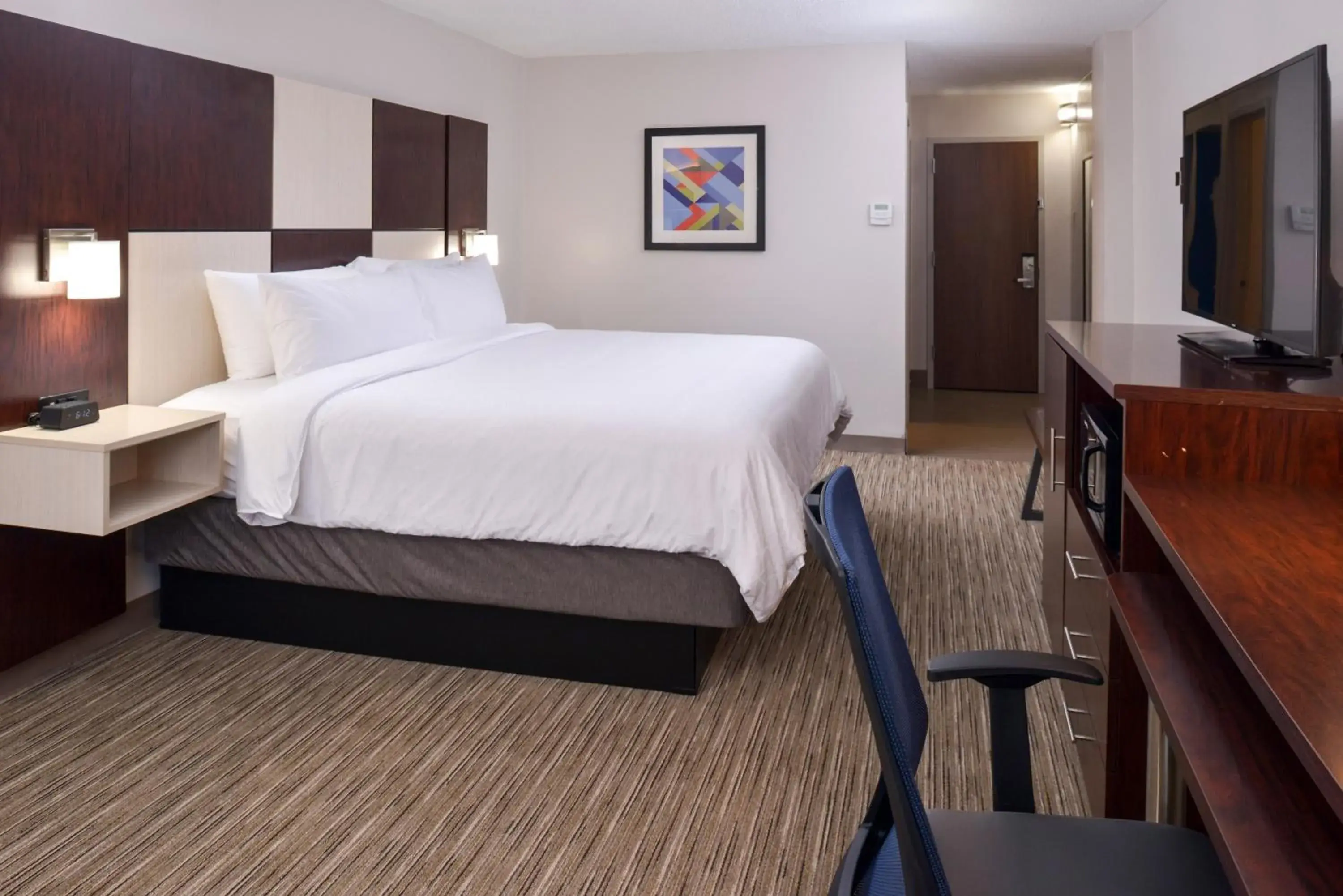 Standard King Room in Holiday Inn Express Towson- Baltimore North by IHG Standard King Room in Holiday Inn Express Towson- Baltimore North by IHG