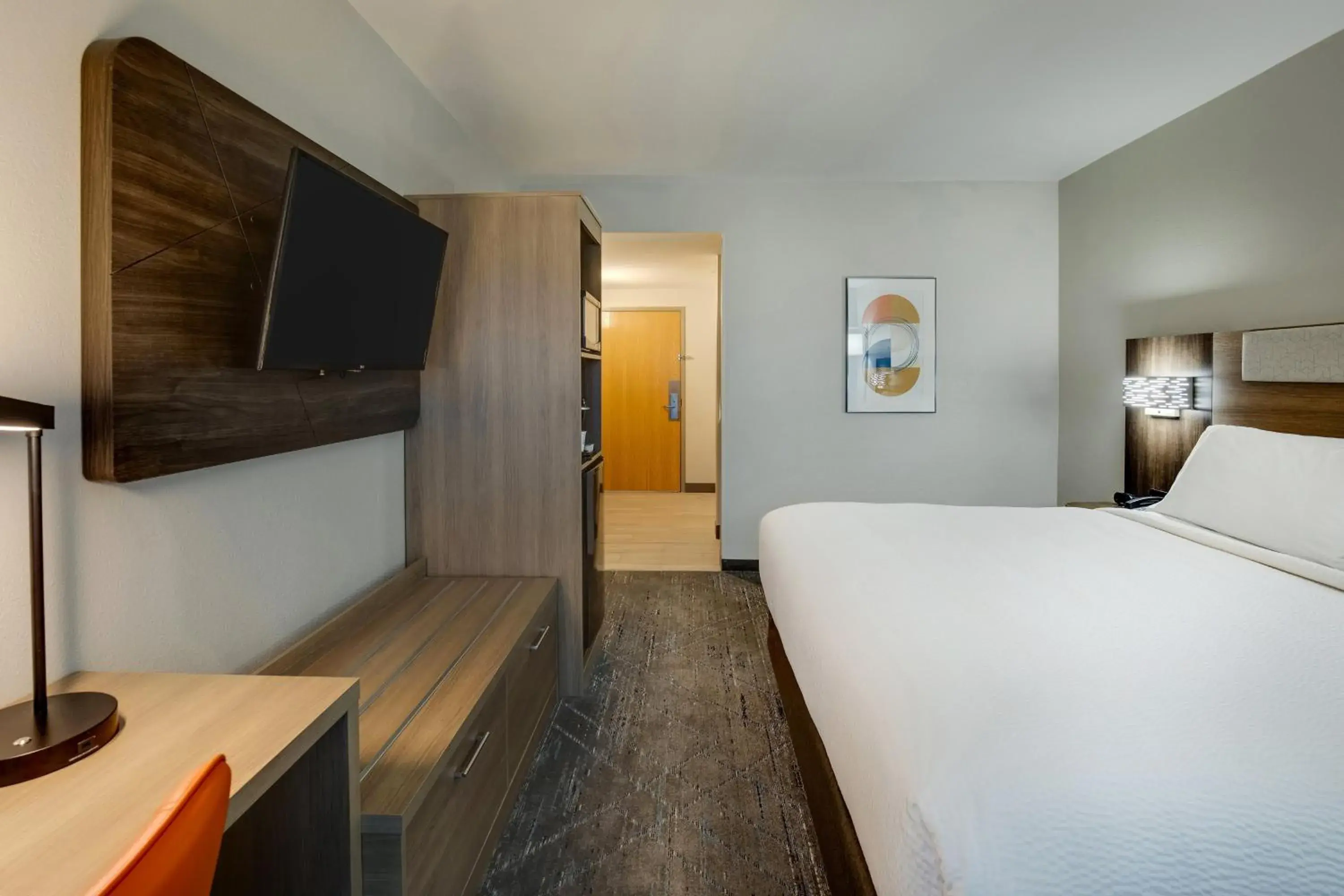 Standard King Room with Mobility Accessible Tub in Holiday Inn Express I-95 Capitol Beltway - Largo by IHG Standard King Room with Mobility Accessible Tub in Holiday Inn Express I-95 Capitol Beltway - Largo by IHG