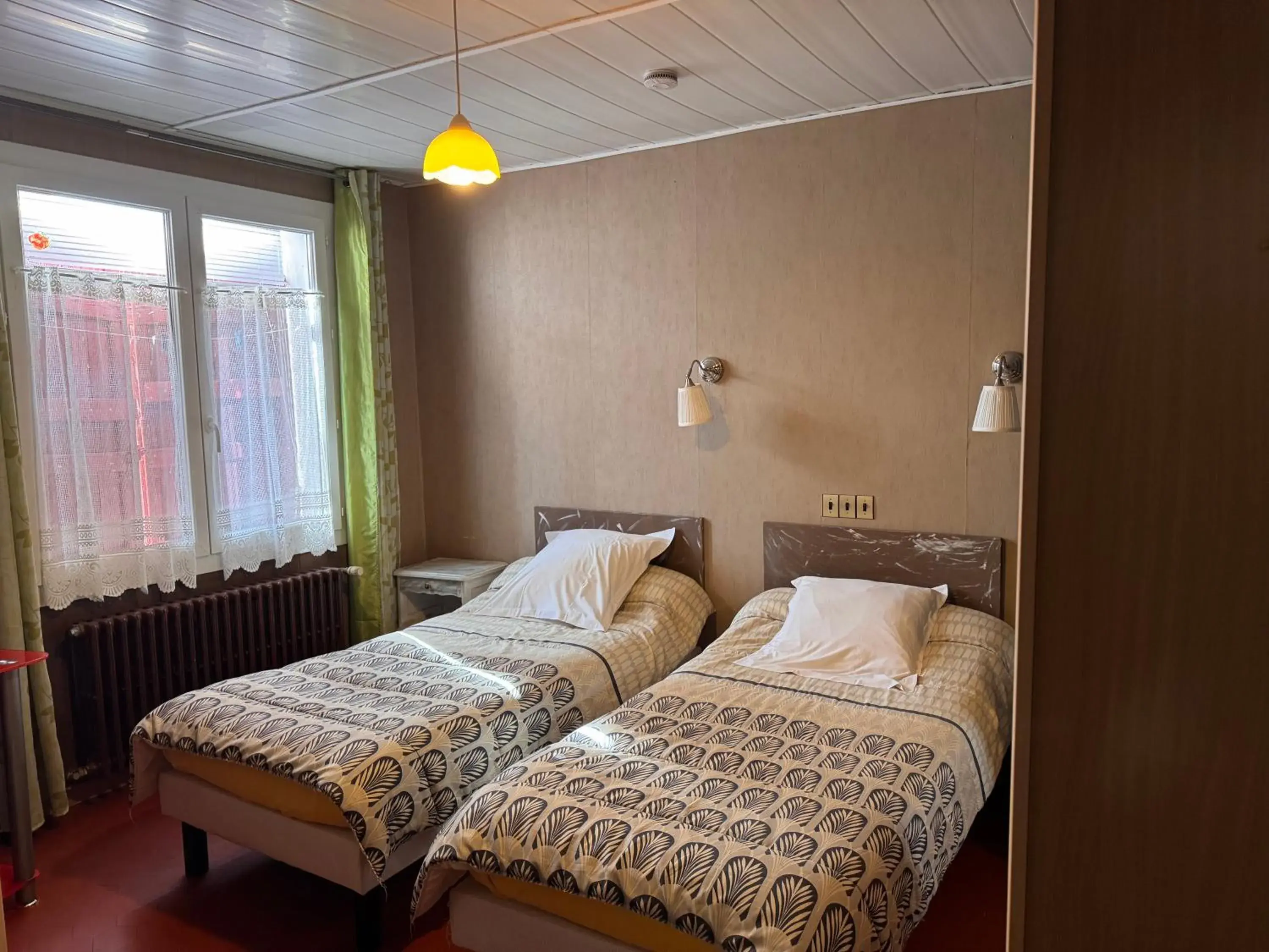 Double Room with Two Double Beds in Le Chemin Neuf Double Room with Two Double Beds in Le Chemin Neuf