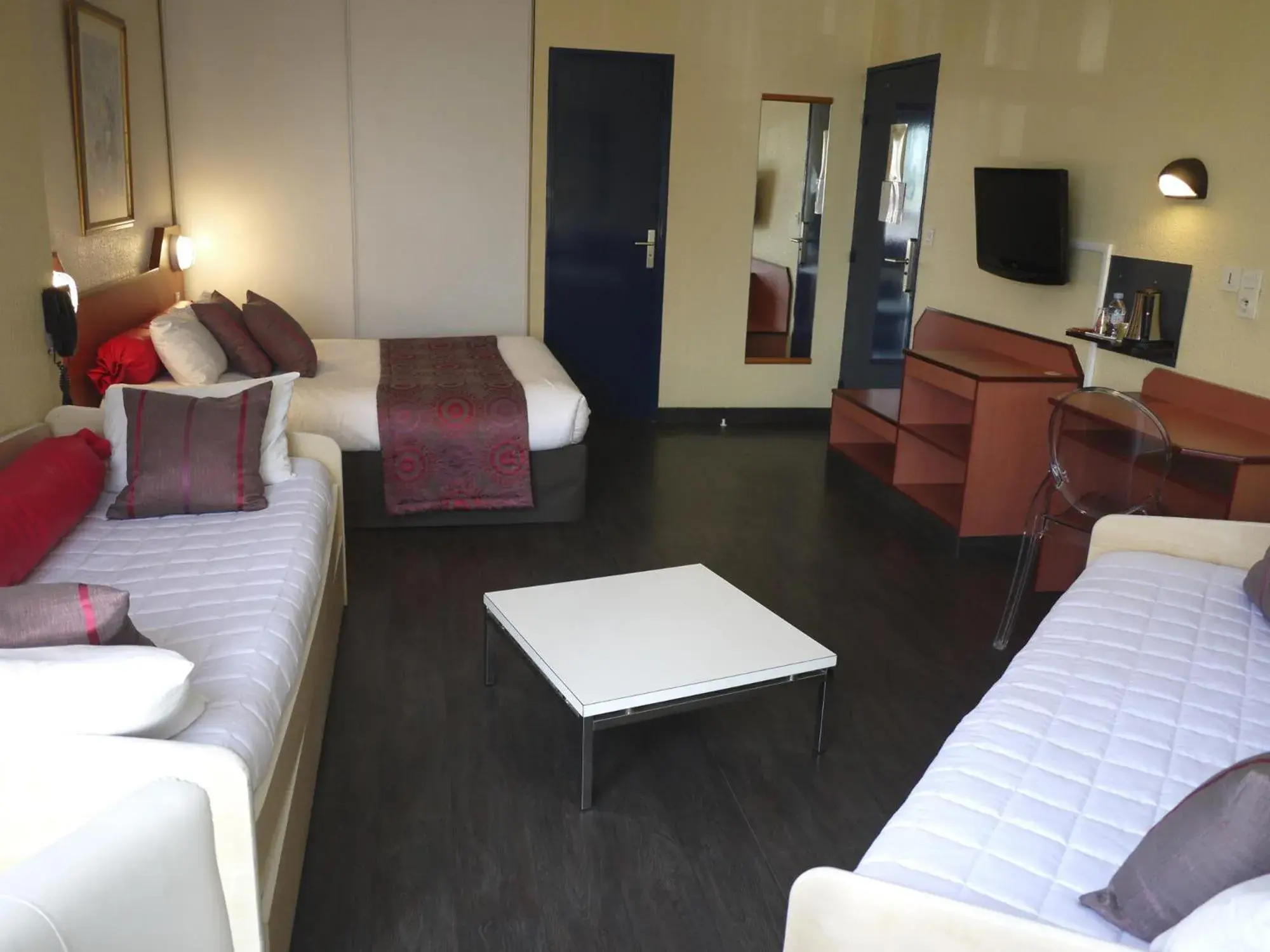 Quadruple Room with One Double Bed and Two Single Beds in Kyriad Direct Rennes Ouest Quadruple Room with One Double Bed and Two Single Beds in Kyriad Direct Rennes Ouest