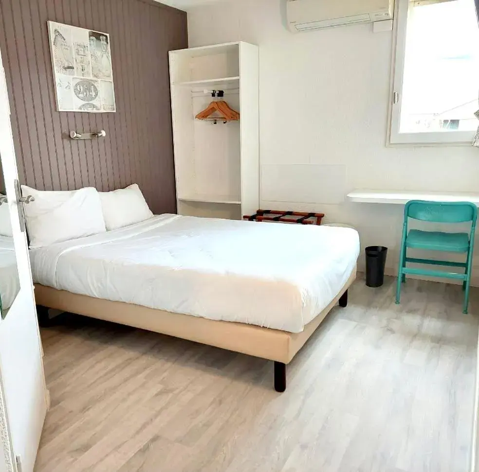 Double Room in Logis Hôtel- Hôtel Restaurant Le Rialto Double Room in Logis Hôtel- Hôtel Restaurant Le Rialto