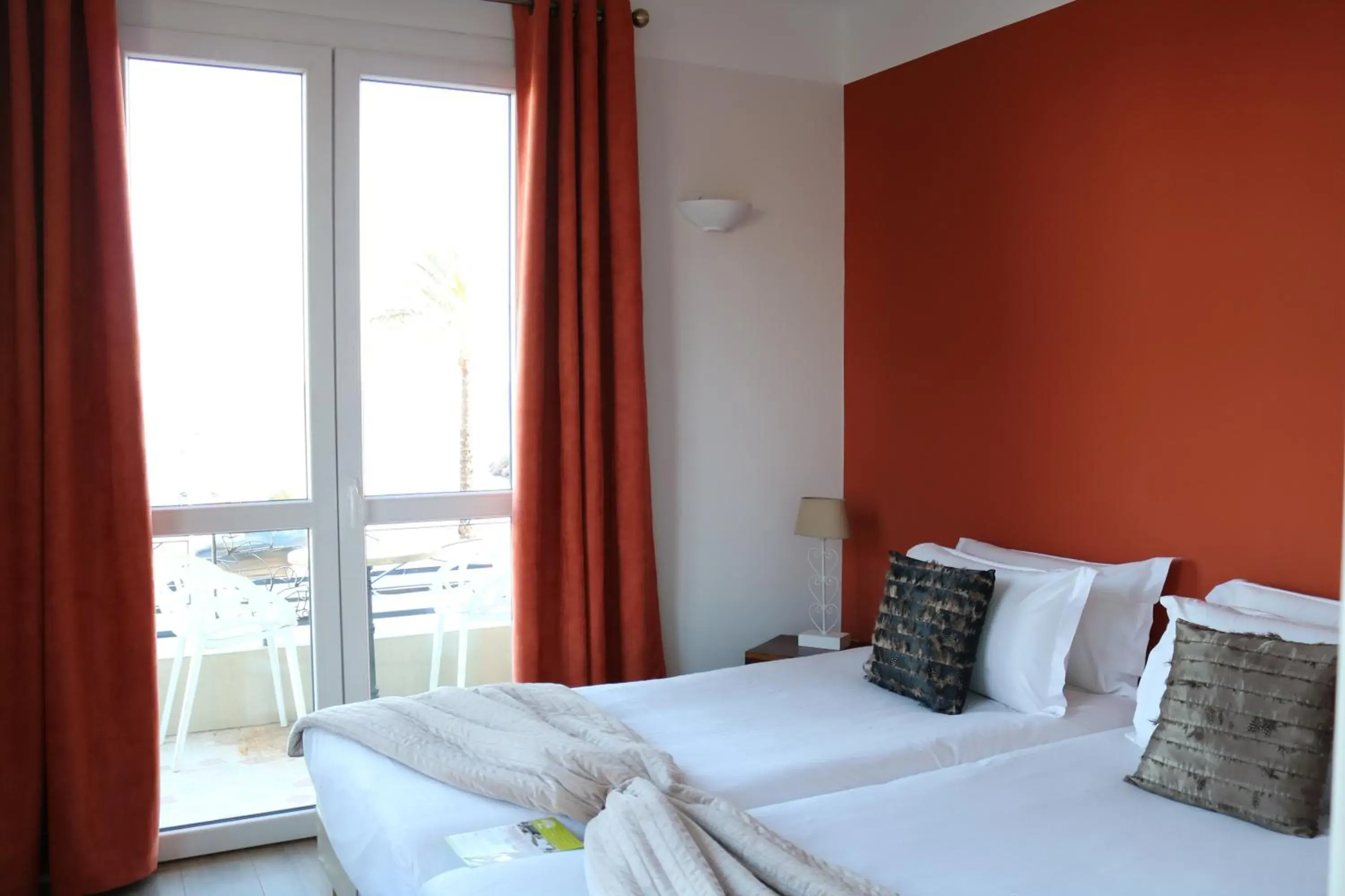 Twin Room with Sea View in Hôtel du Bord de Mer "Le Vanillé" Twin Room with Sea View in Hôtel du Bord de Mer "Le Vanillé"