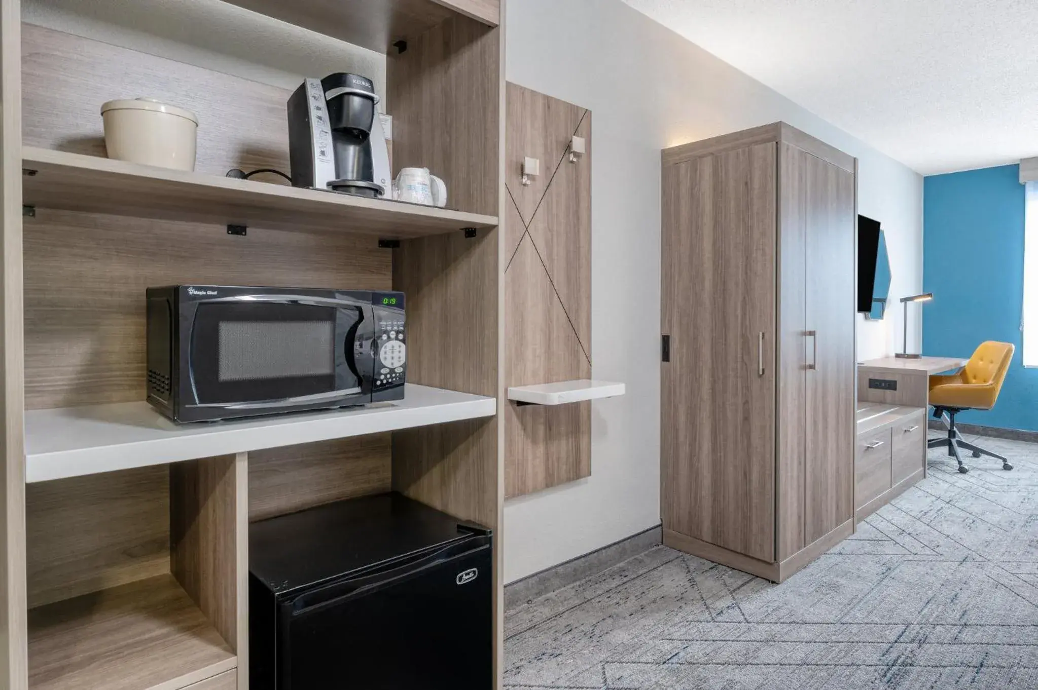 Standard King Room with Sofa Bed in Holiday Inn Express Hotel & Suites Columbus Airport by IHG Standard King Room with Sofa Bed in Holiday Inn Express Hotel & Suites Columbus Airport by IHG