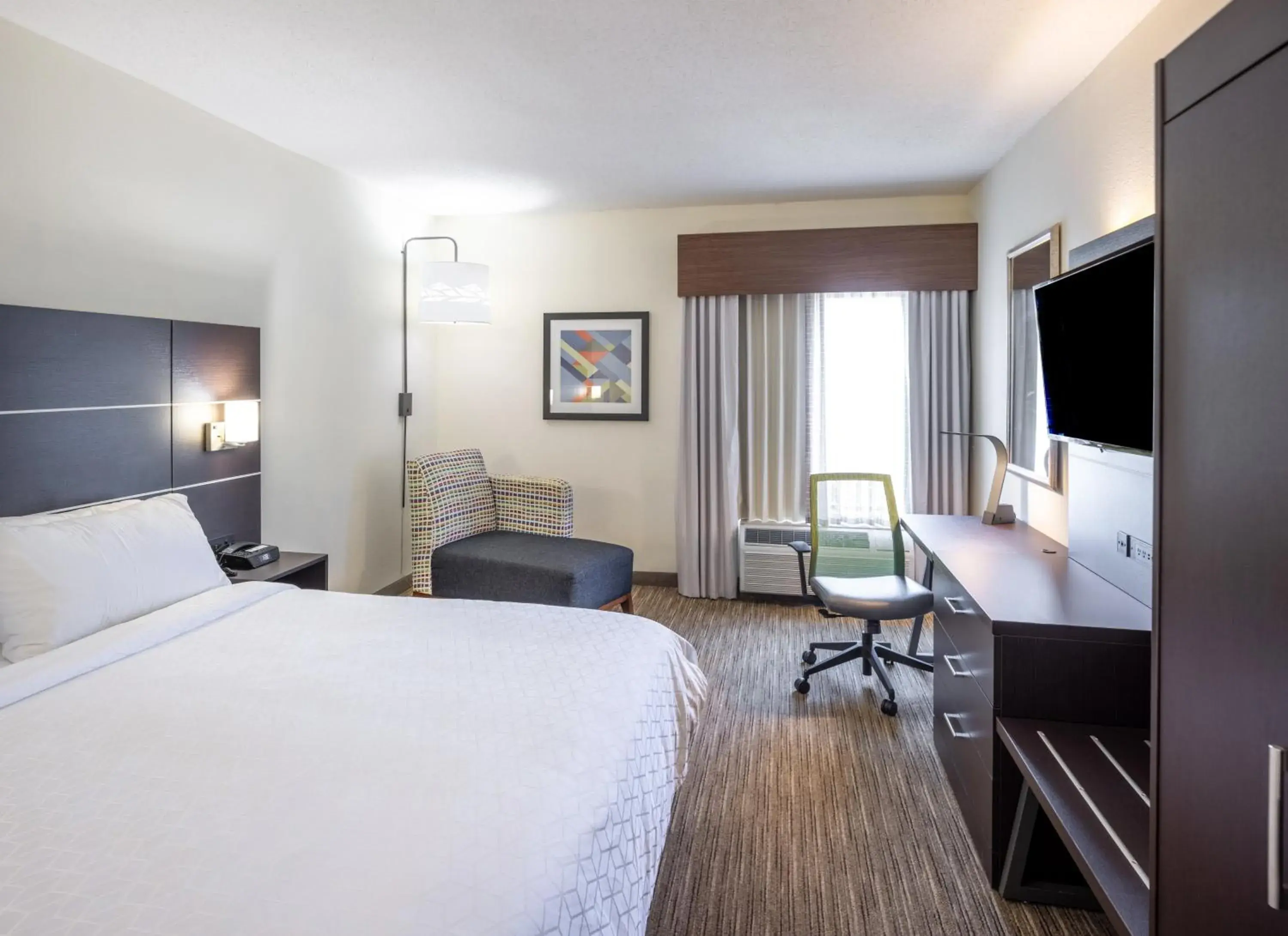 Standard King Room in Holiday Inn Express Hotel & Suites Fort Payne by IHG Standard King Room in Holiday Inn Express Hotel & Suites Fort Payne by IHG
