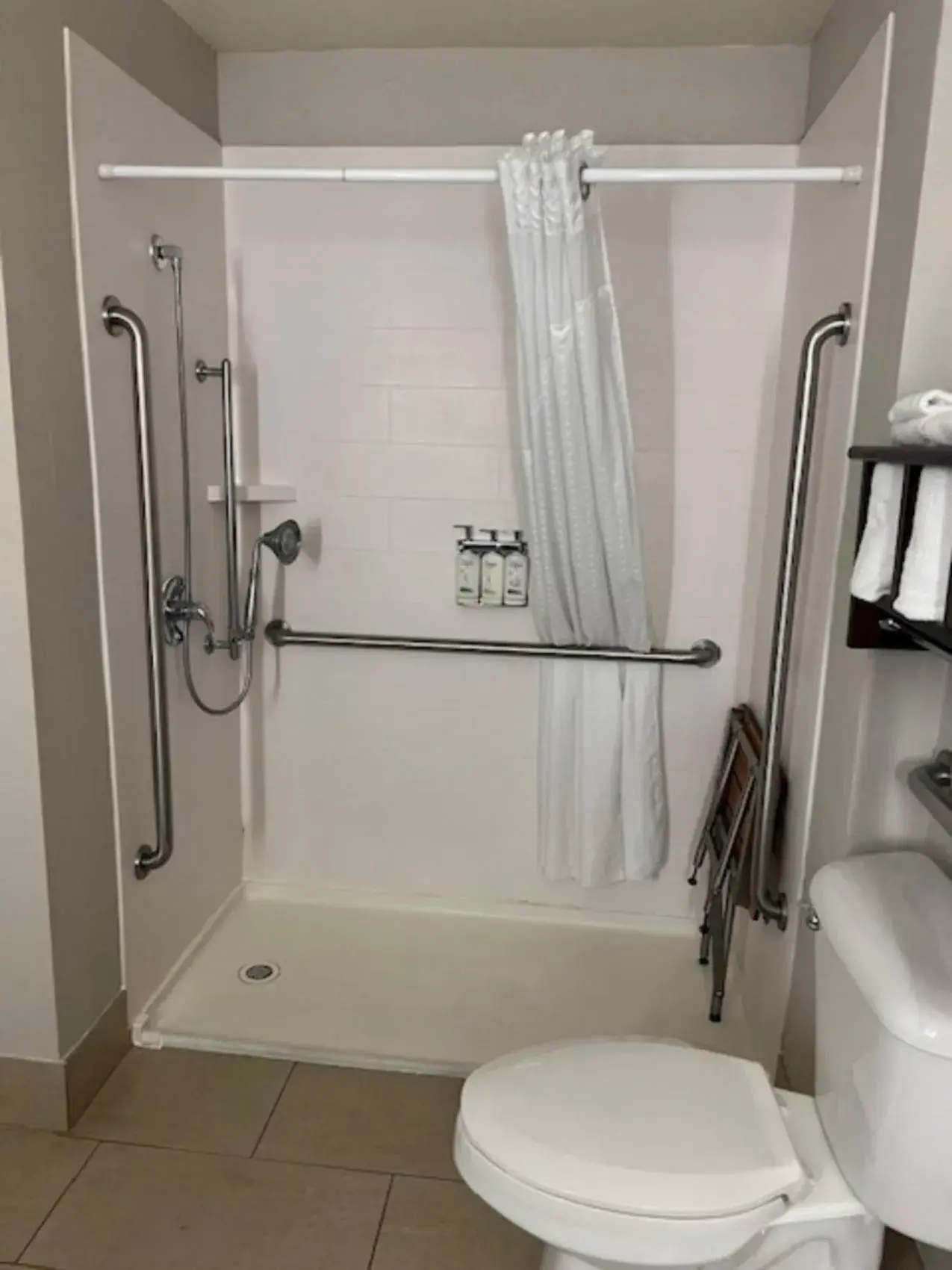 Standard King Room with Roll-In Shower - Communications Access in Holiday Inn Express Hotel & Suites Fort Payne by IHG Standard King Room with Roll-In Shower - Communications Access in Holiday Inn Express Hotel & Suites Fort Payne by IHG