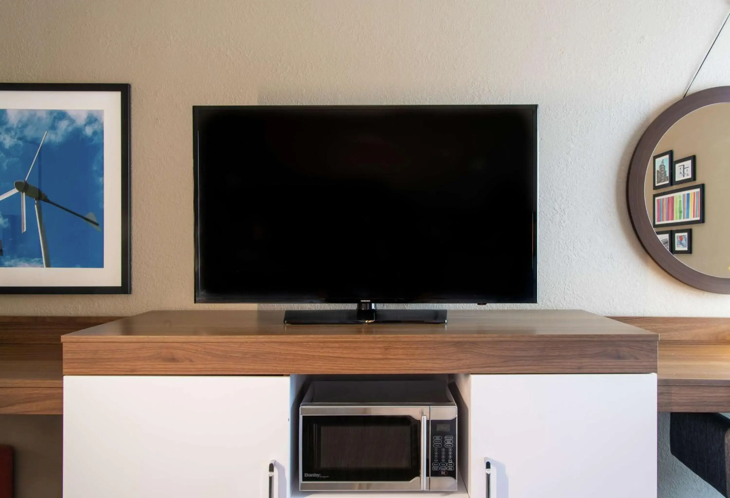 King Room with Accessible Tub - Mobility and Hearing Access/Non-Smoking in Hampton Inn Erie-South King Room with Accessible Tub - Mobility and Hearing Access/Non-Smoking in Hampton Inn Erie-South