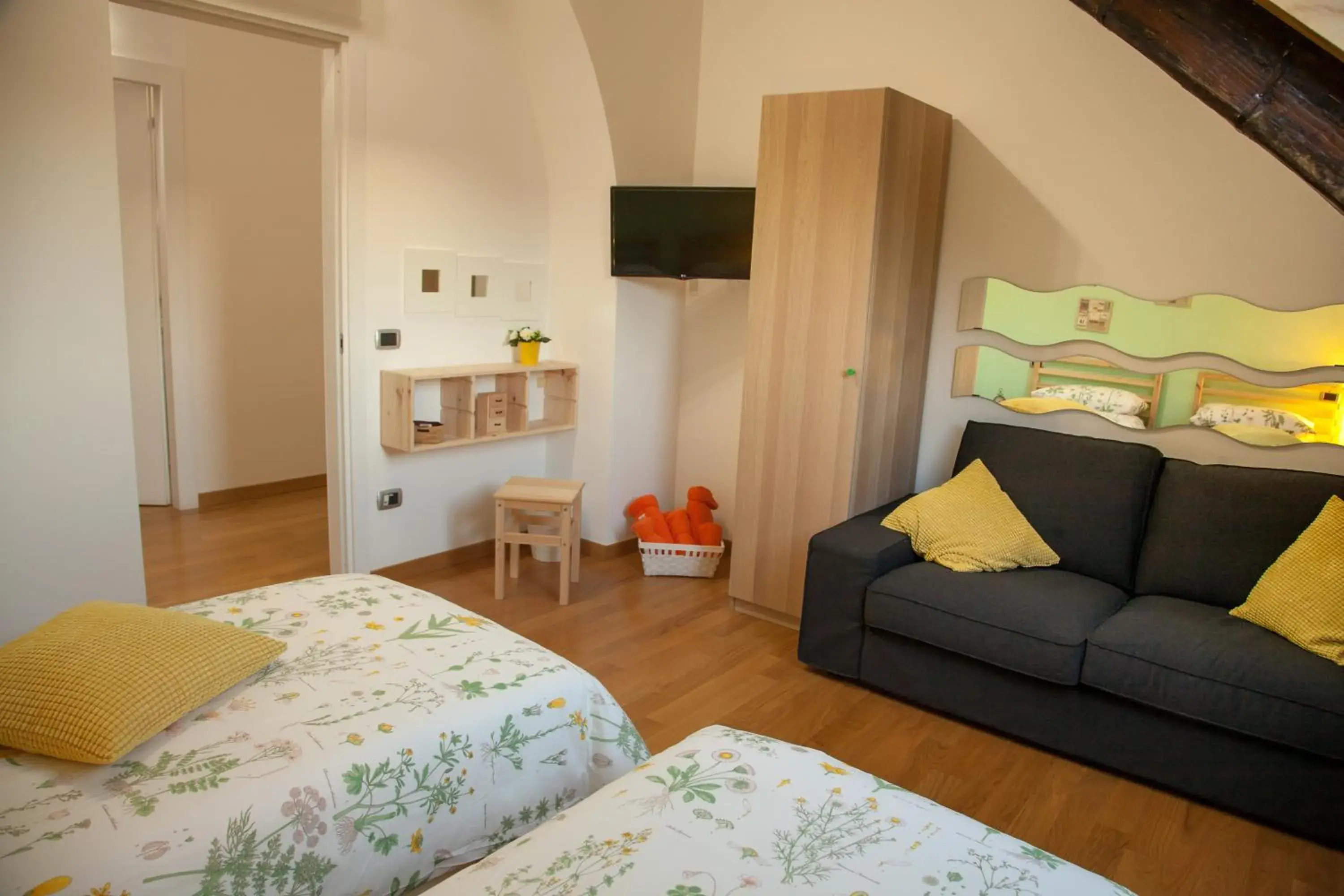 Double or Twin Room with Shared Bathroom - single occupancy in Caesar Napoli Double or Twin Room with Shared Bathroom - single occupancy in Caesar Napoli