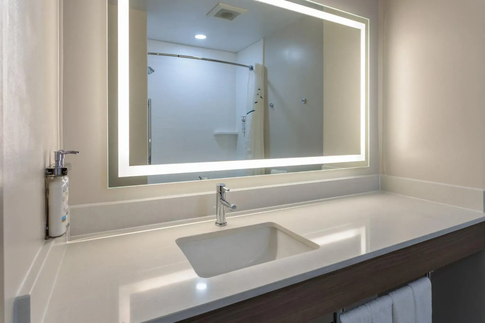 Standard Room with Two Queen Beds in Holiday Inn Express Hotel & Suites Vineland Millville by IHG Standard Room with Two Queen Beds in Holiday Inn Express Hotel & Suites Vineland Millville by IHG