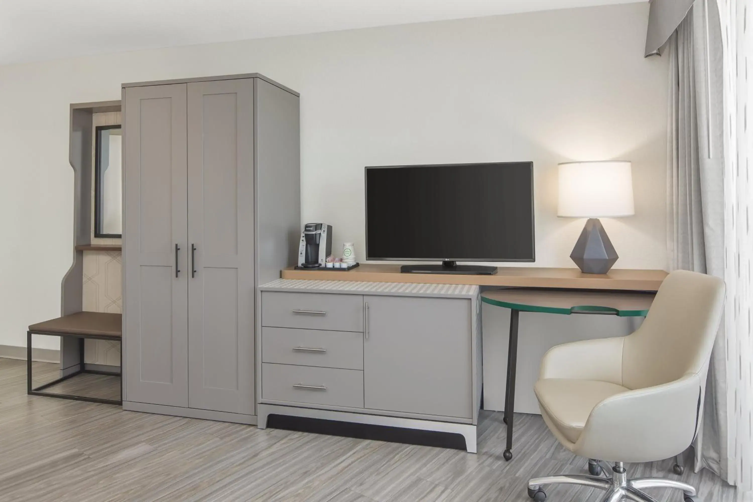 King Room - Mobility Access/Hearing Accessible in Holiday Inn Charleston-Riverview by IHG King Room - Mobility Access/Hearing Accessible in Holiday Inn Charleston-Riverview by IHG