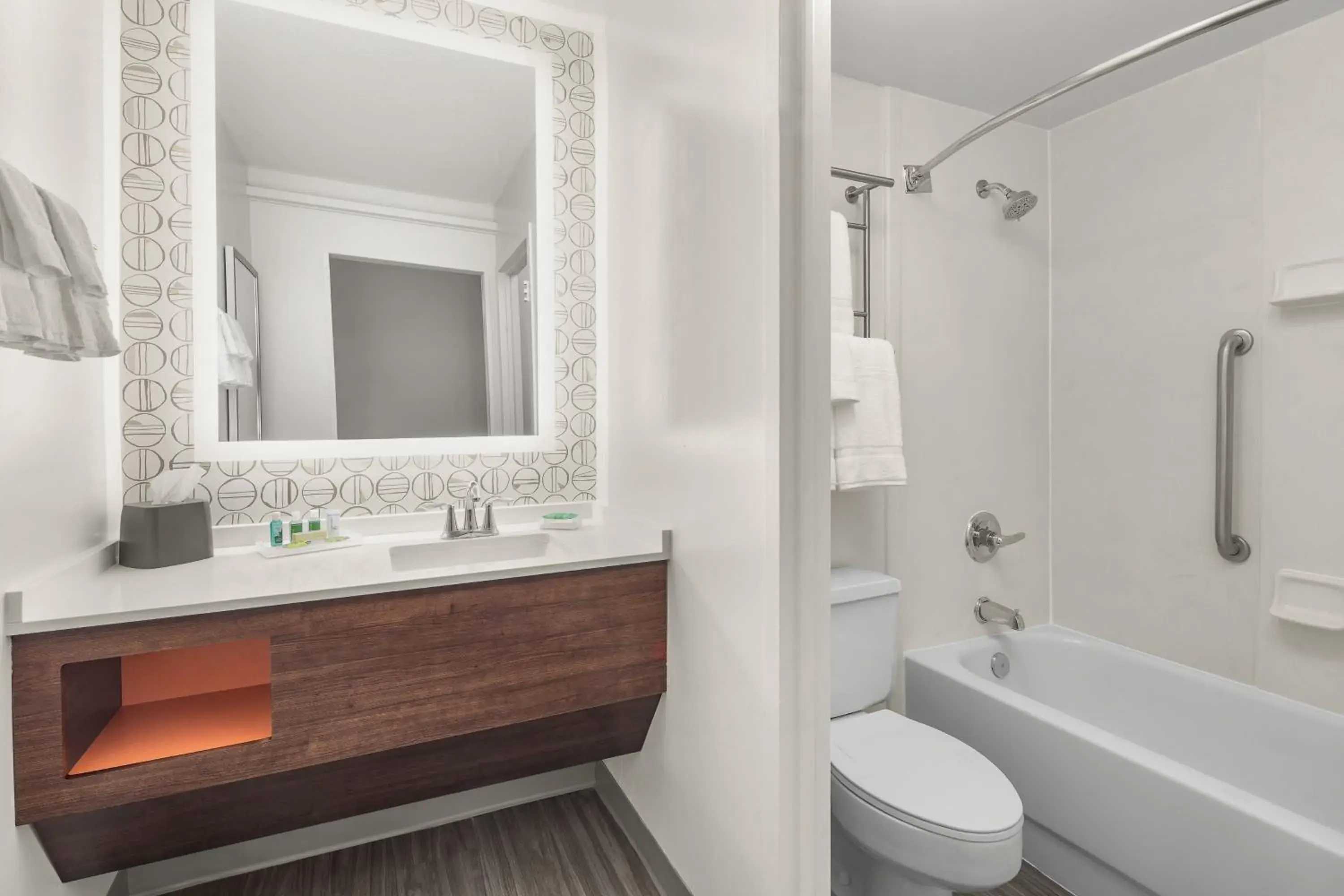 Standard Double Room with Two Double Beds and Scenic View in Holiday Inn Charleston-Riverview, an IHG Hotel Standard Double Room with Two Double Beds and Scenic View in Holiday Inn Charleston-Riverview, an IHG Hotel