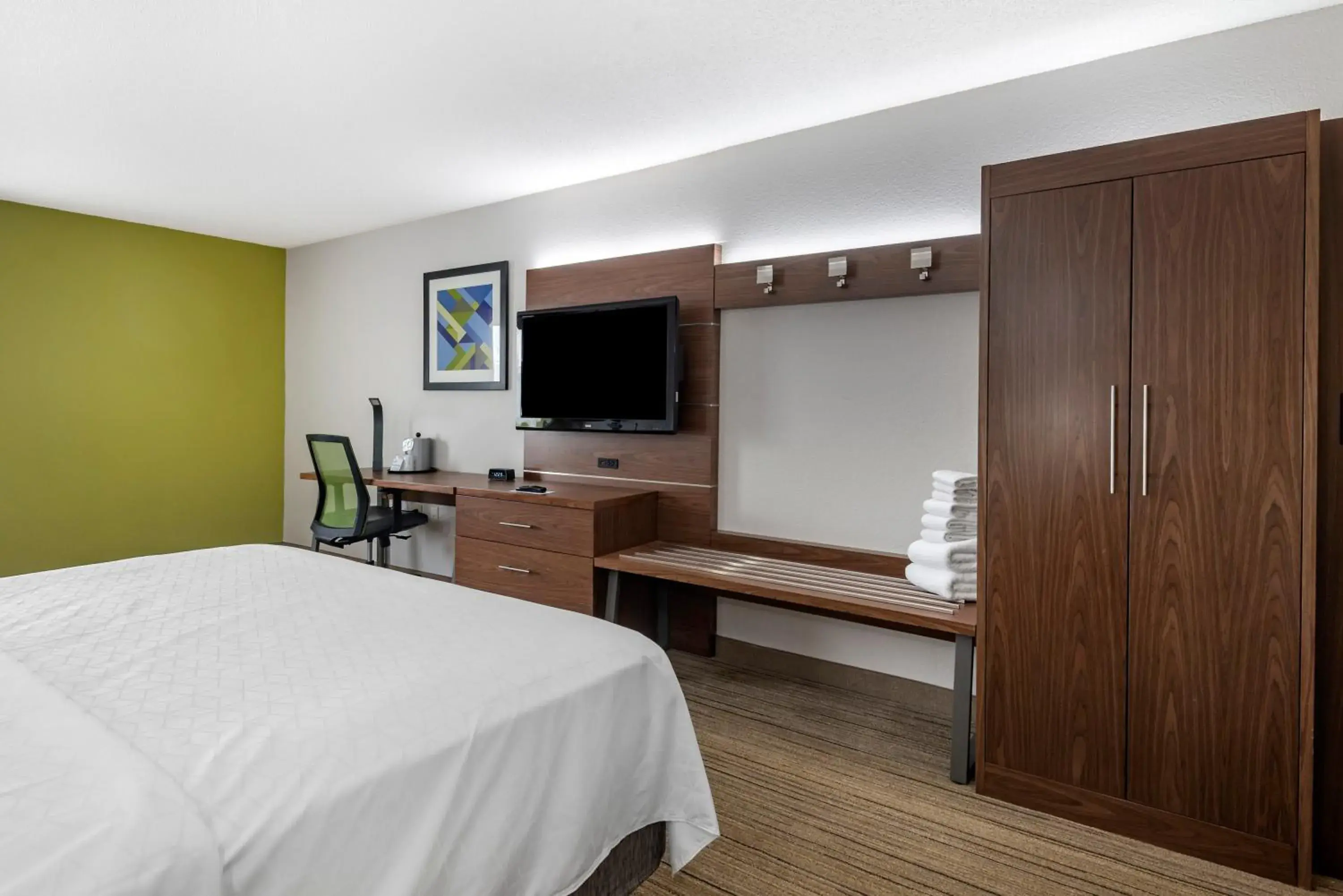 Standard King Room with Roll-in Shower - Mobility Accessible in Holiday Inn Express Charlotte West - Gastonia by IHG Standard King Room with Roll-in Shower - Mobility Accessible in Holiday Inn Express Charlotte West - Gastonia by IHG