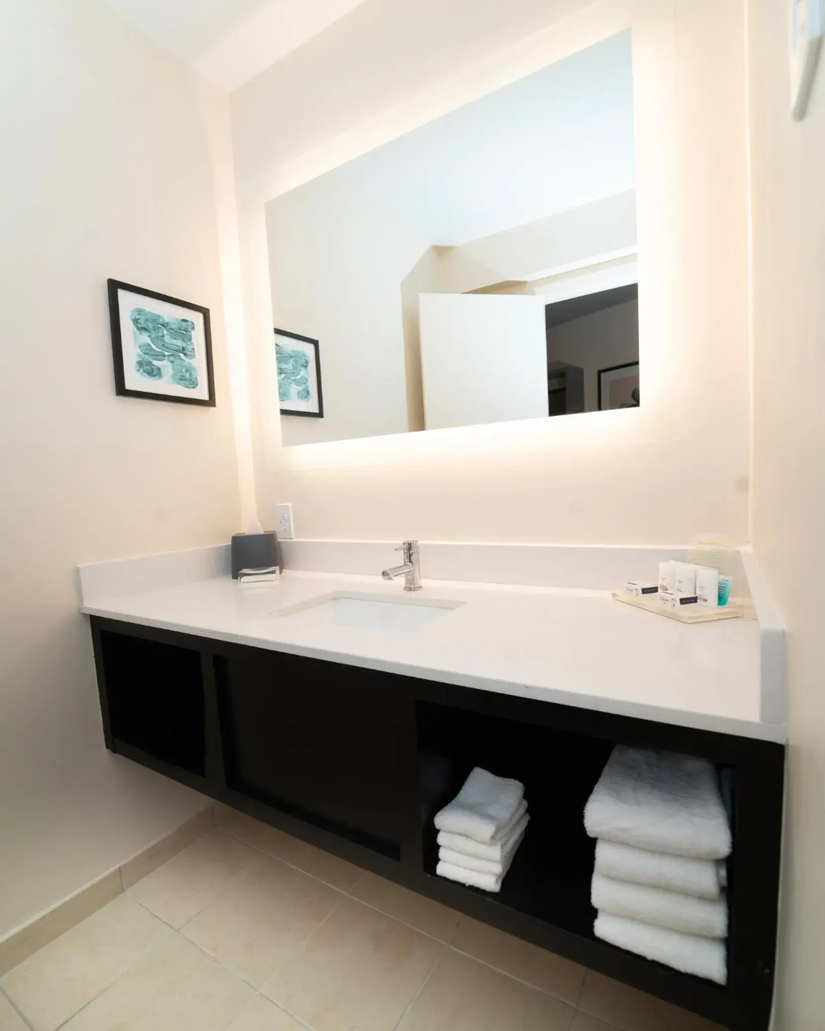 Standard Queen Room with Two Queen Beds in Holiday Inn New Orleans West Bank Tower by IHG Standard Queen Room with Two Queen Beds in Holiday Inn New Orleans West Bank Tower by IHG