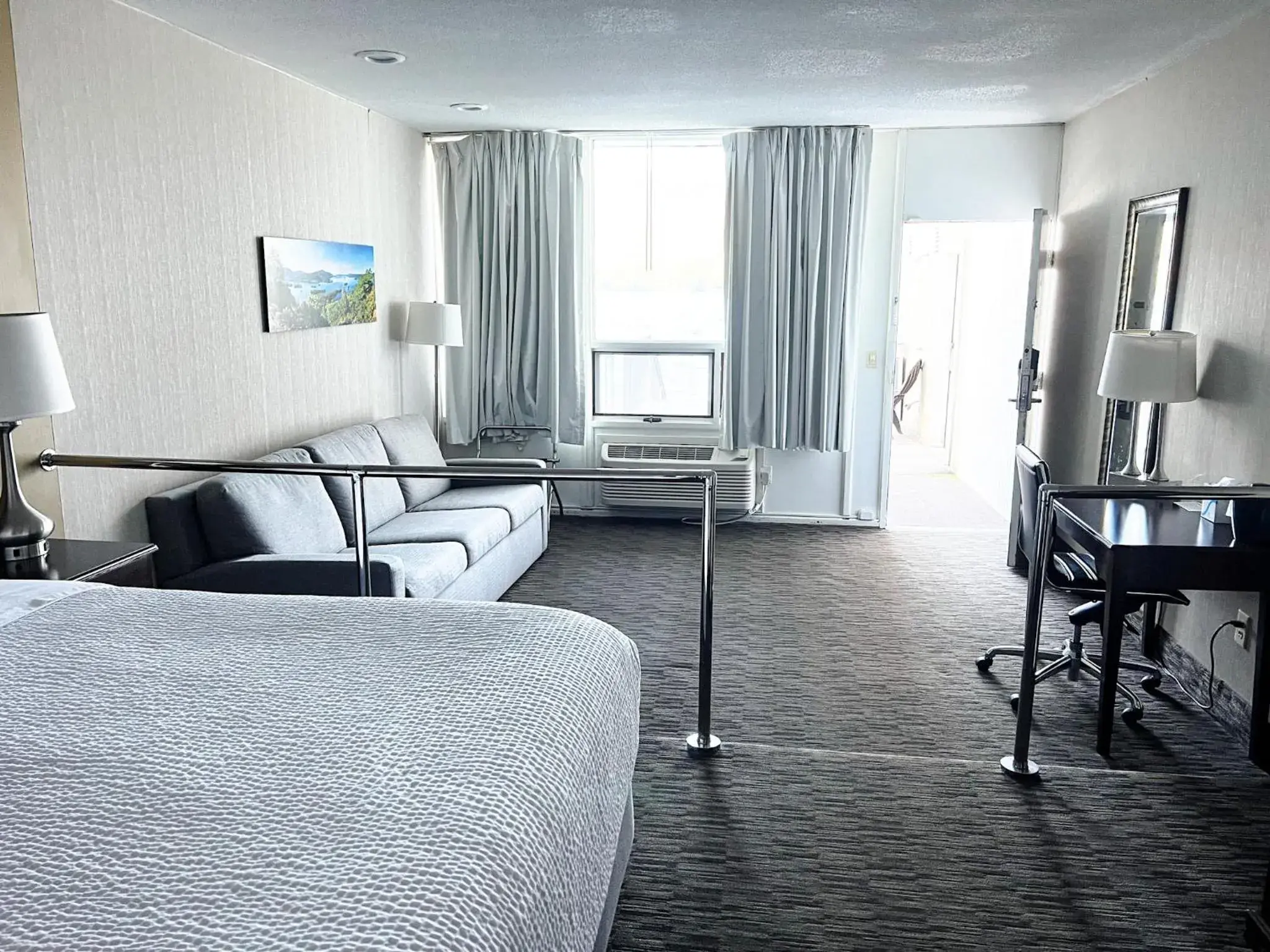 Lakefront King in Georgian Lakeside Resort Lakefront King in Georgian Lakeside Resort