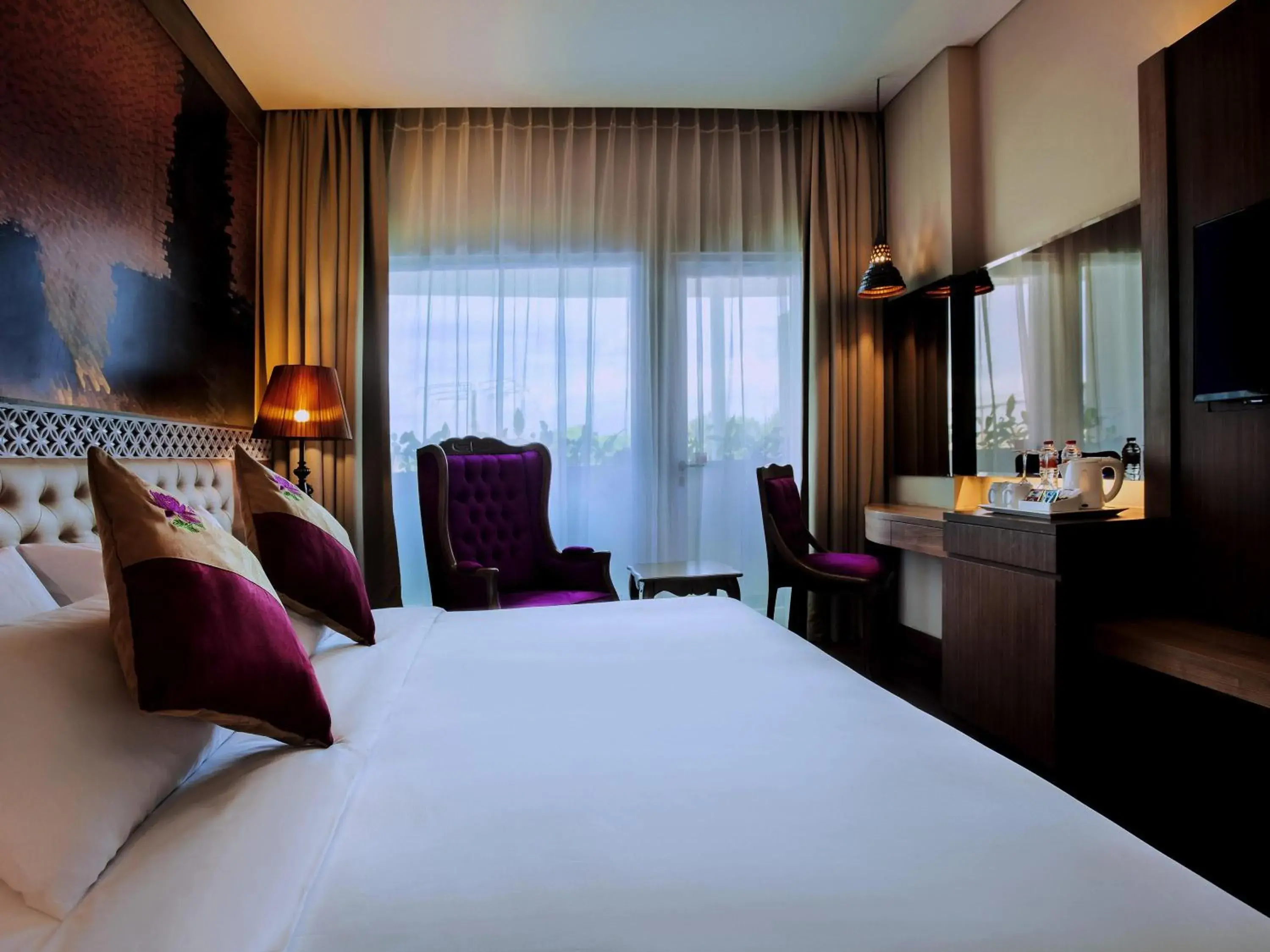 Premium Superior King Room with Balcony in Grand Mercure Yogyakarta Adi Sucipto Premium Superior King Room with Balcony in Grand Mercure Yogyakarta Adi Sucipto