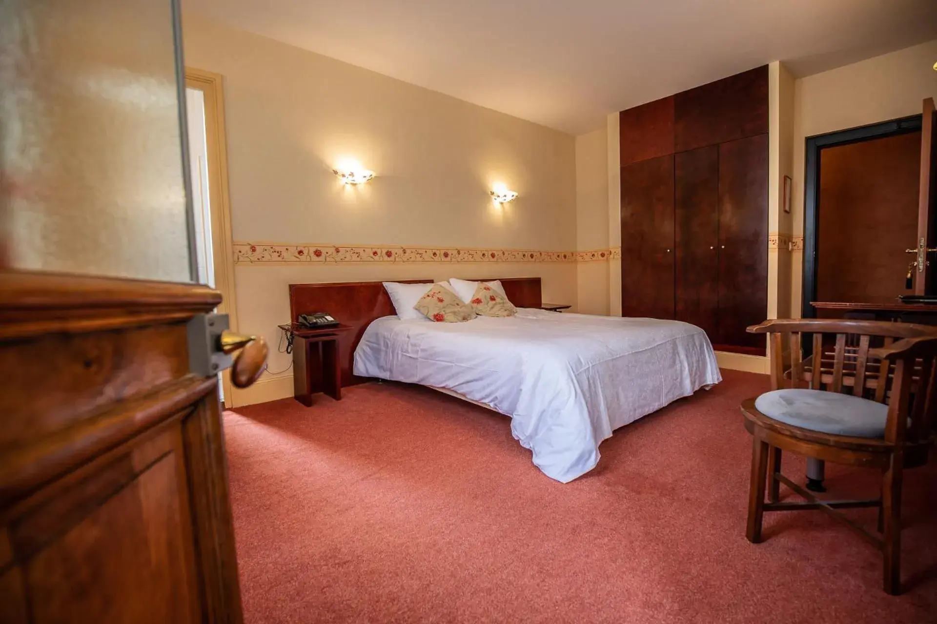 Comfort Double Room in Hôtel Terminus Comfort Double Room in Hôtel Terminus