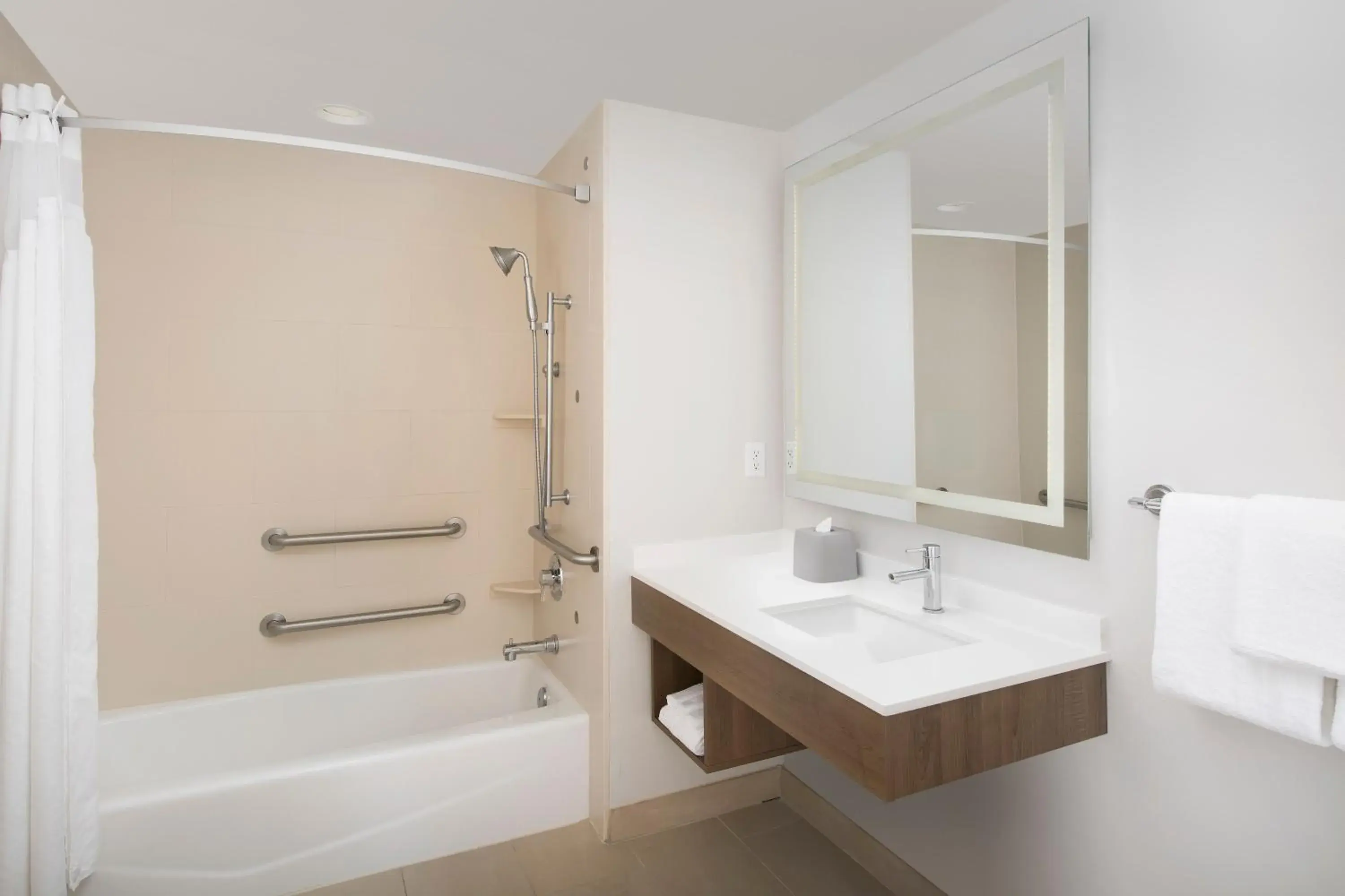 Standard Queen Room with Two Queen Beds - Communications Accessible in Holiday Inn Express Jacksonville Beach by IHG Standard Queen Room with Two Queen Beds - Communications Accessible in Holiday Inn Express Jacksonville Beach by IHG